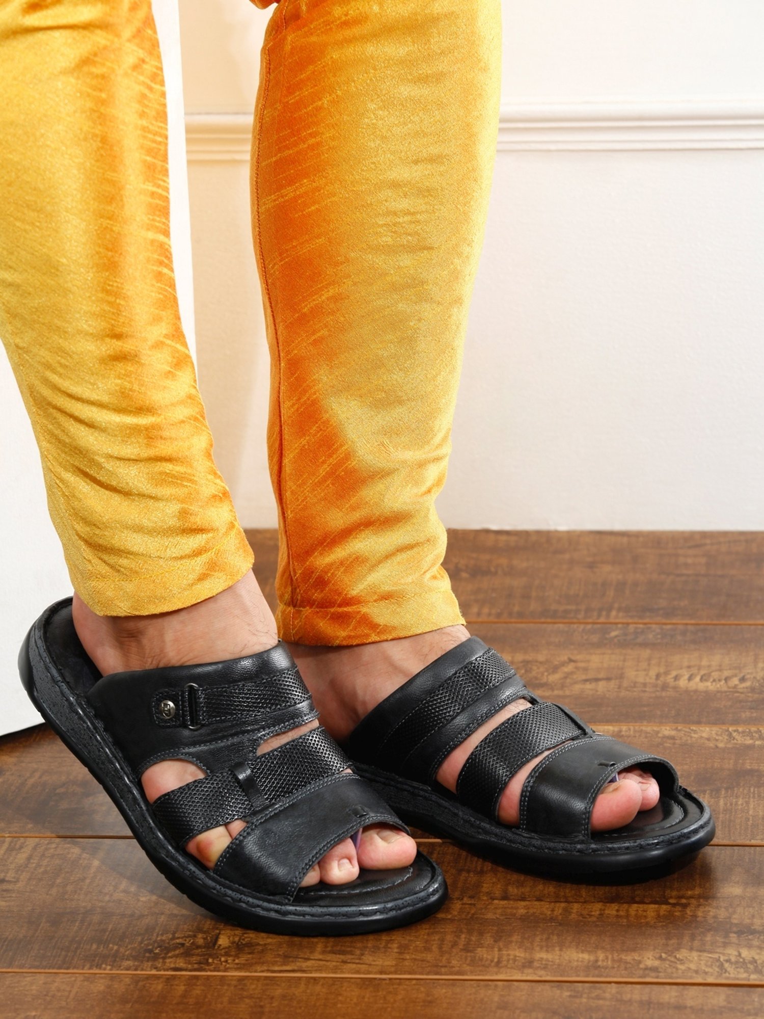 ID Men's Black Thong Sandals