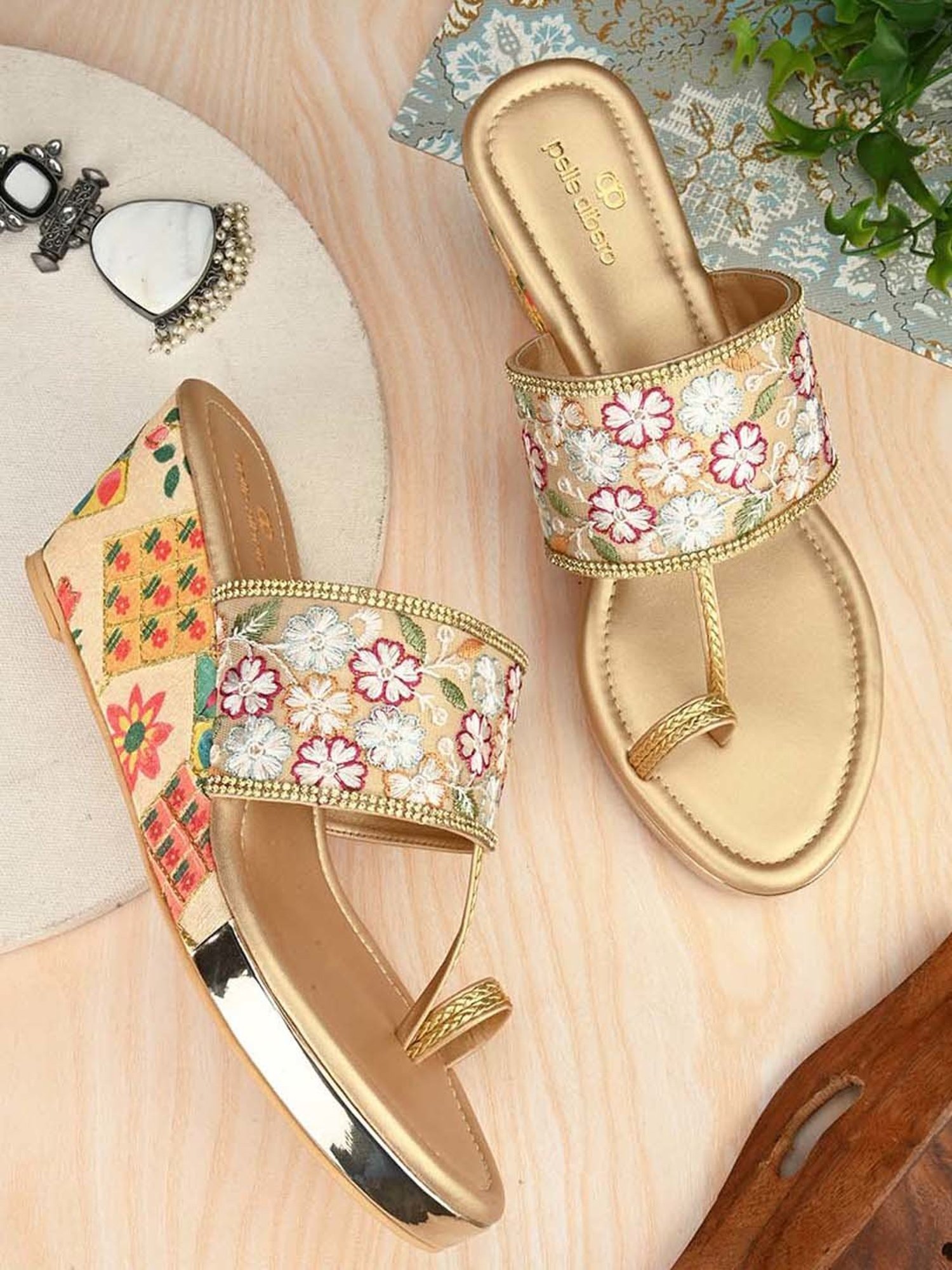 Pelle Albero Women's Gold Toe Ring Sandals