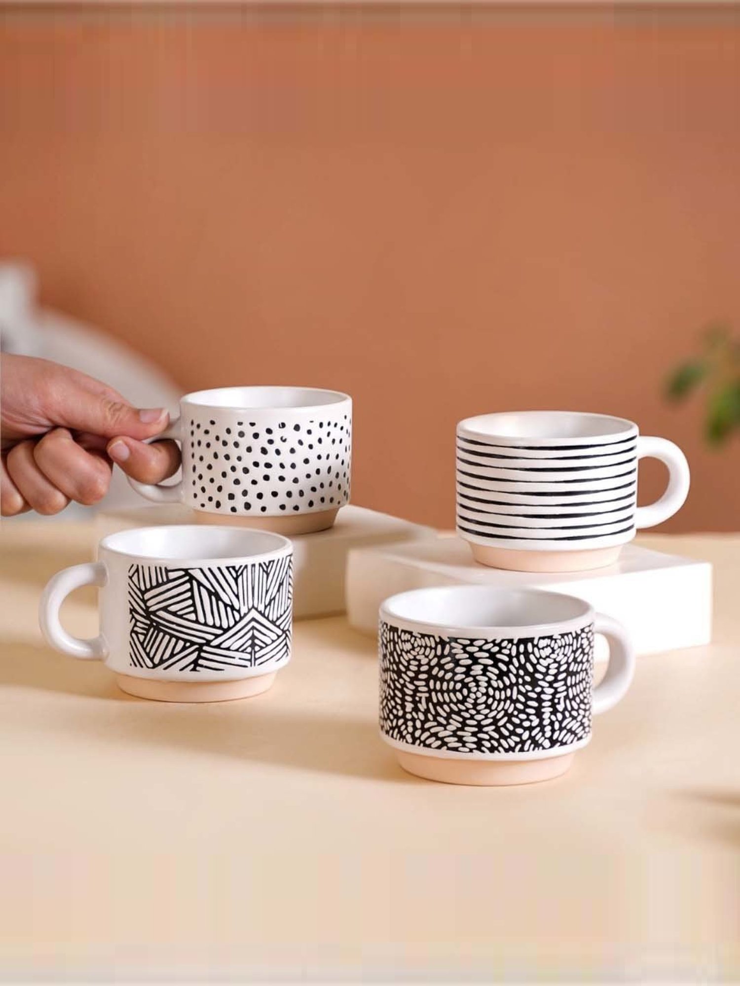 Nestasia Black-White Stackable Cups Set Of 4 With Stand 100ml