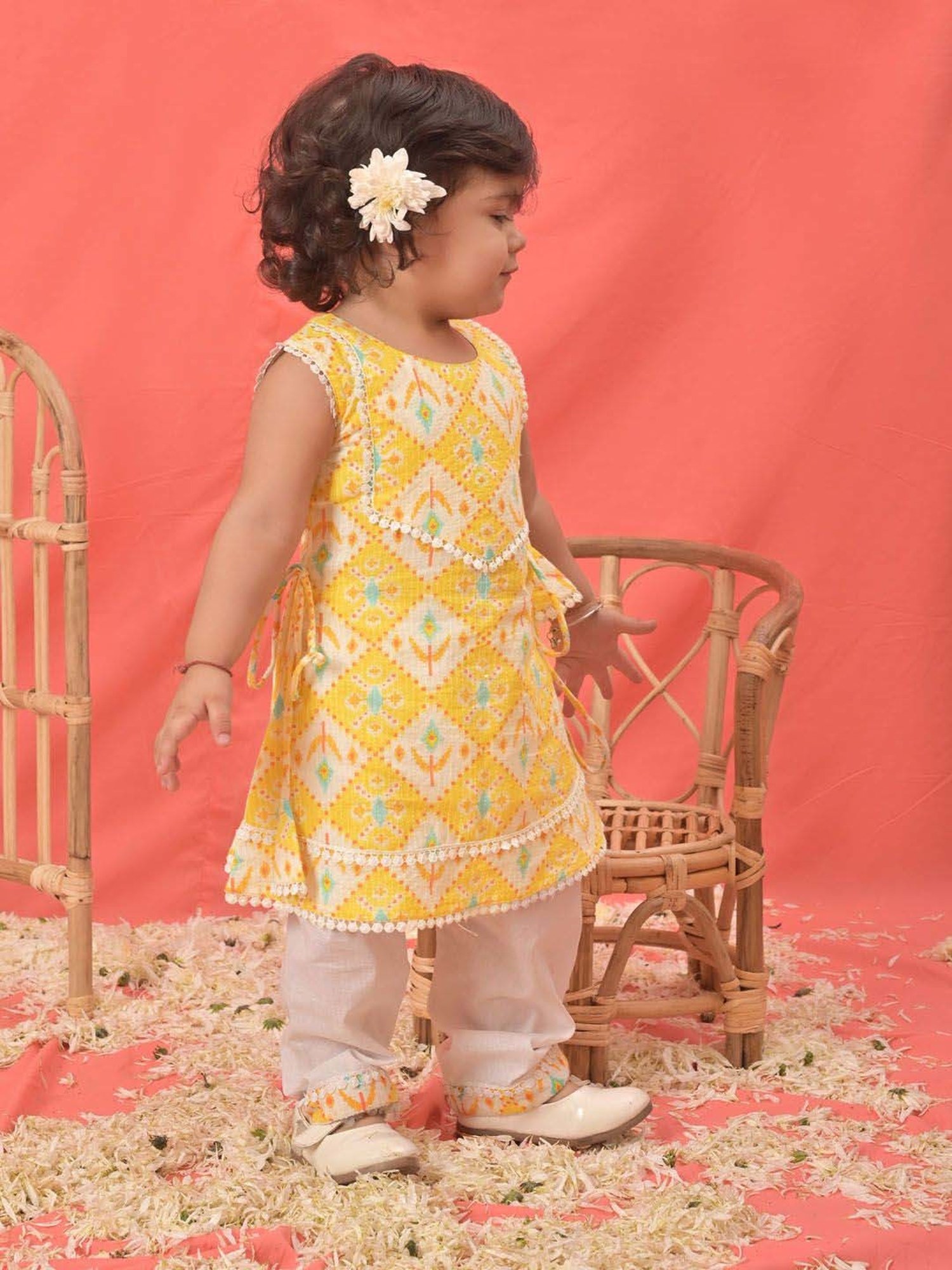 VASTRAMAY Girls Yellow Printed Clothing Sets
