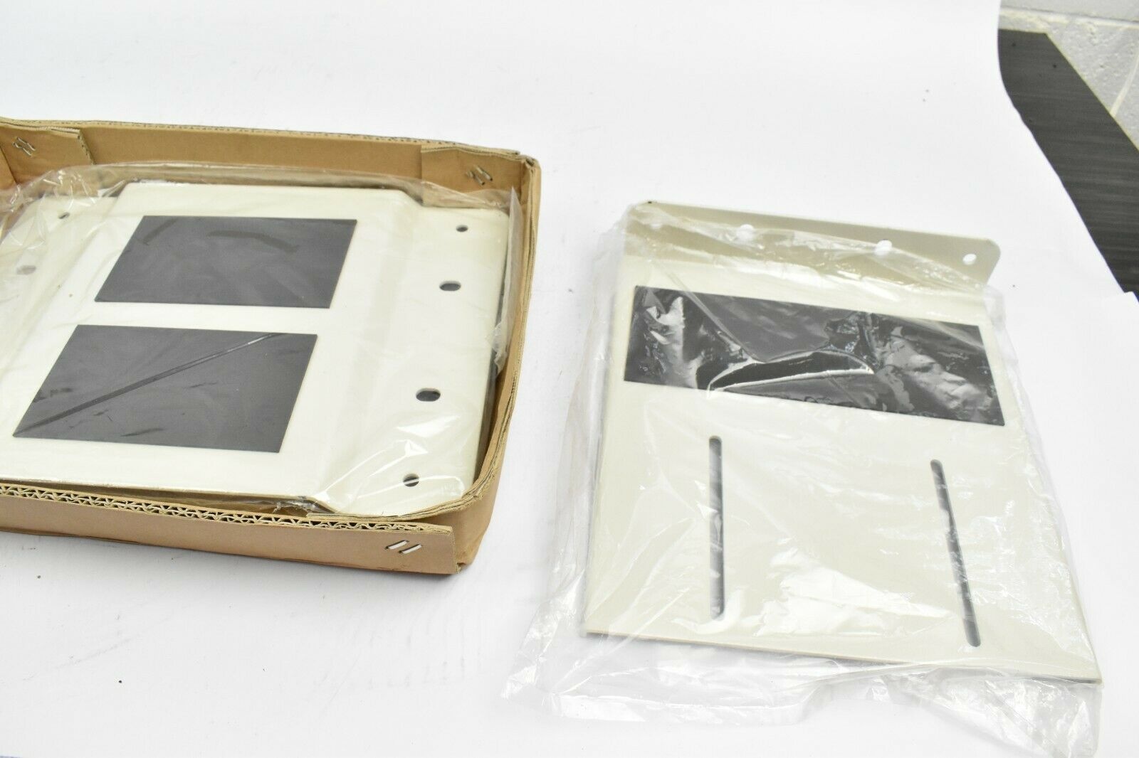 GLOBAL INDUSTRIAL  Computer CPU/UPS/Power Supply Holder - Beige