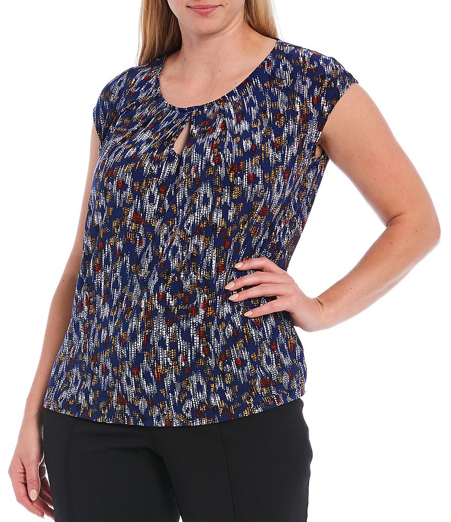 Kasper Plus Size Scattered Dot Print Keyhole Scoop Neck Cap Sleeve Top