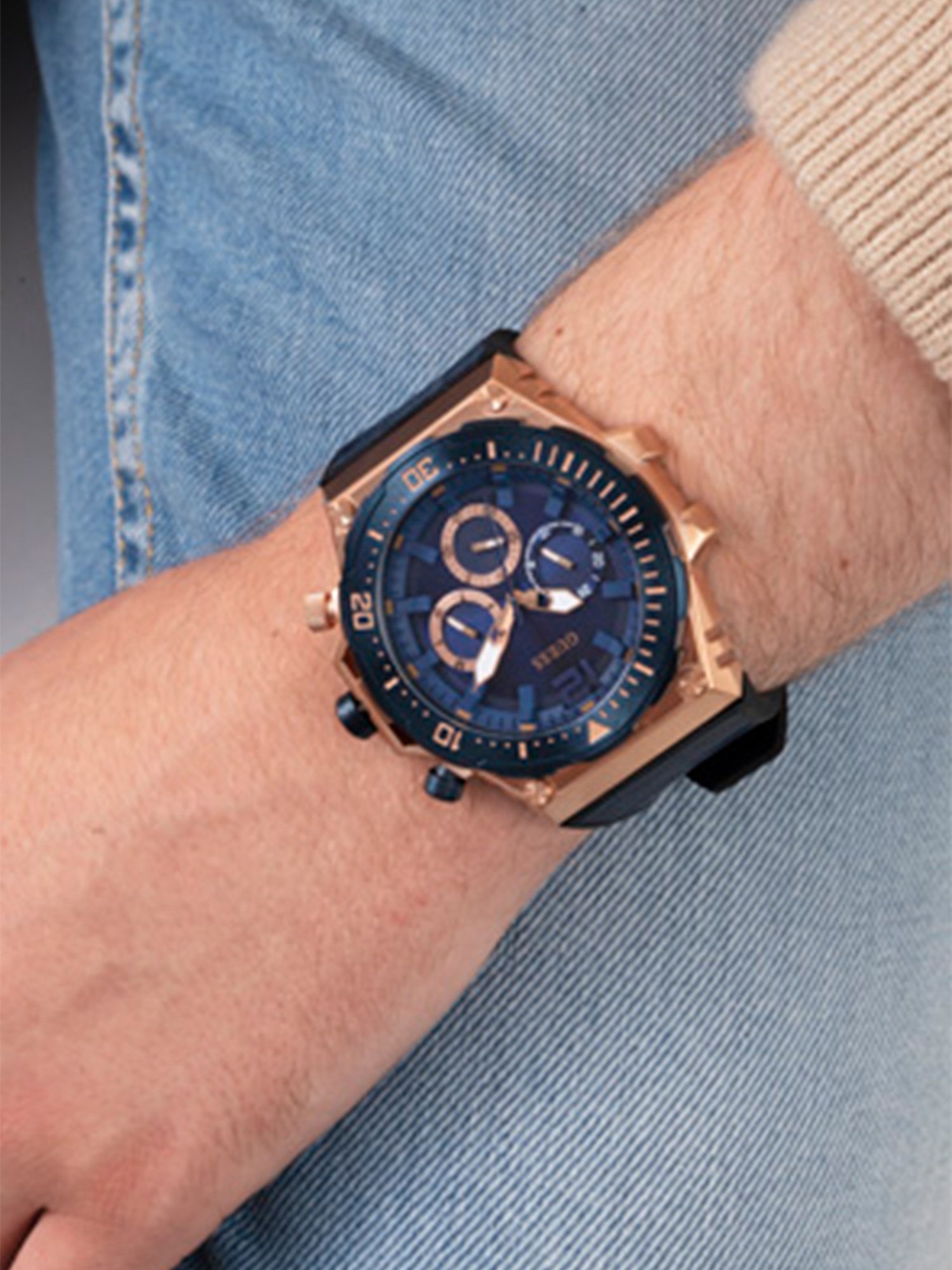 GUESS VENTURE Men Round Rose Gold Tone Dial Analog Watch - GW0326G1