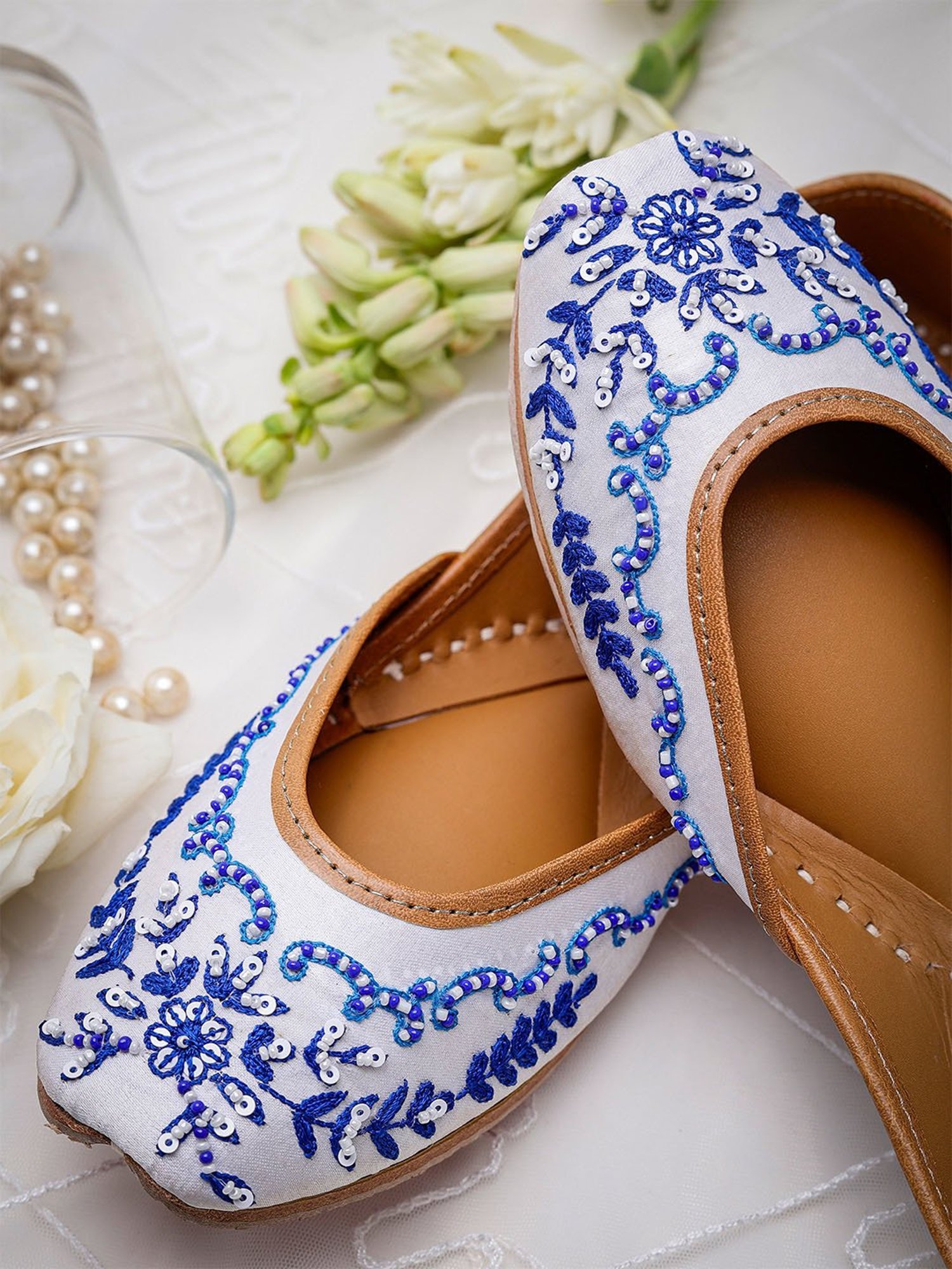 Glam Story Women's Fiona White Ethnic Juttis