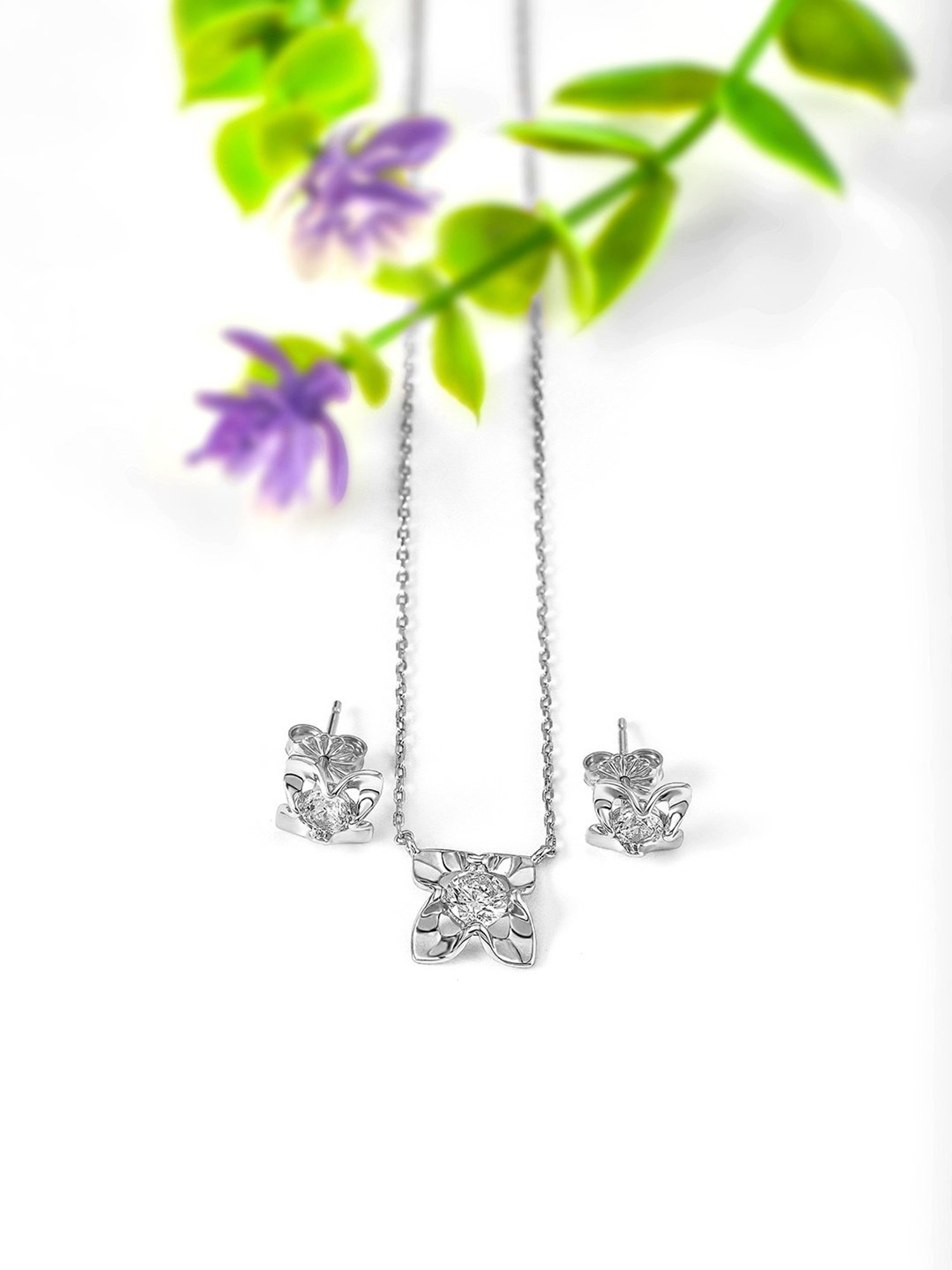 Zavya 92.5 Sterling Silver Pearlescent Elegance Pendant with Chain for Women