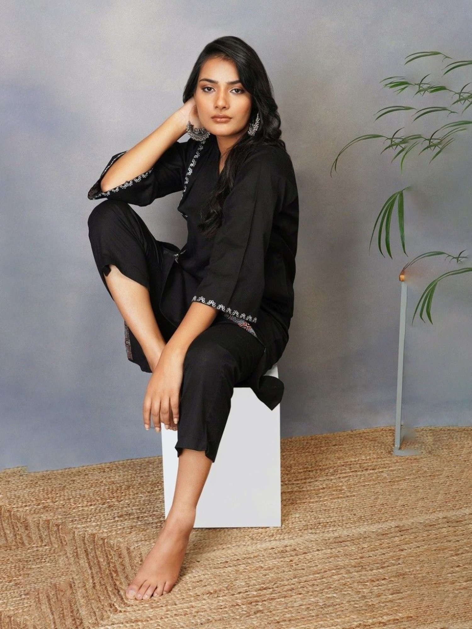 Akiso Bakhair Black Phiran Style Kurta With Zari Embroidery