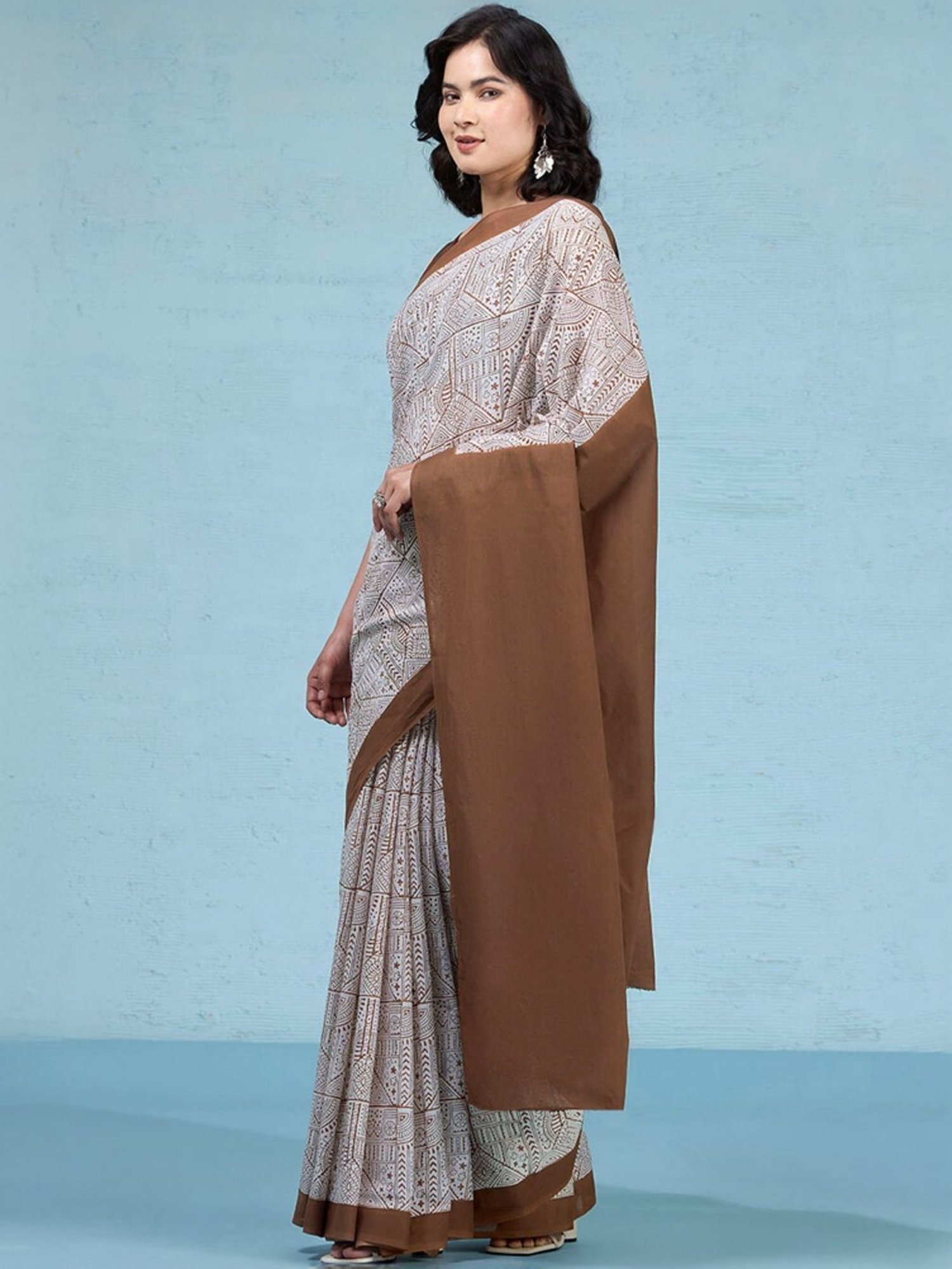 Taneira White Cotton Printed Saree With Unstitched Blouse