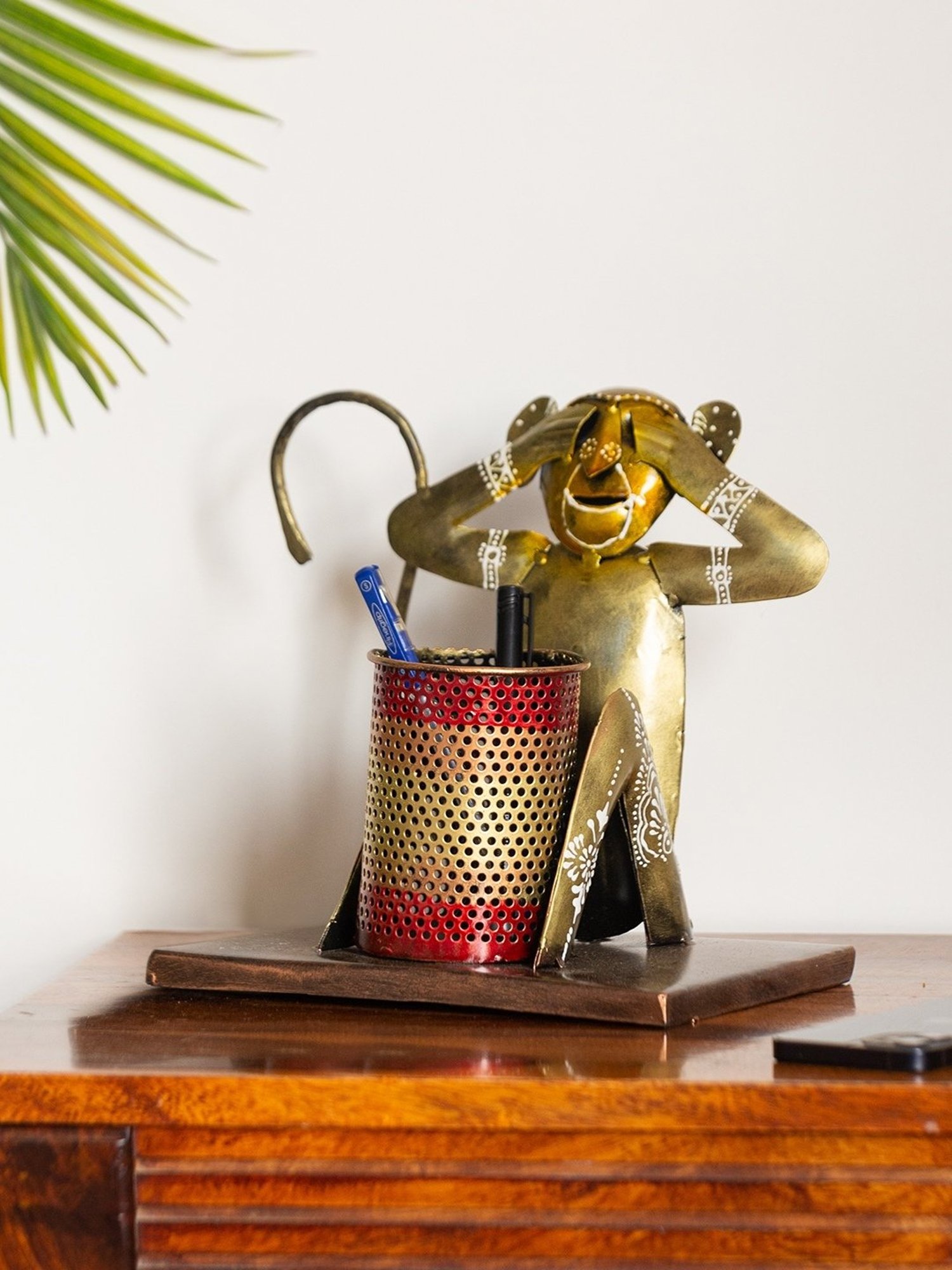 ExclusiveLane Gold Sheet Metal Monkey Mischiefs Hand-Painted Pen Stand