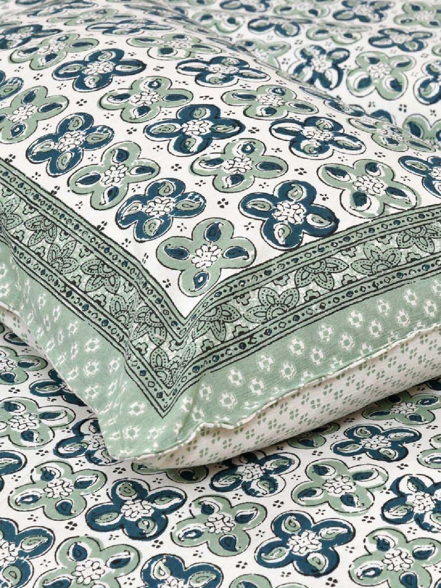 JaipurFabric Green 180 TC 100% Cotton Mini Blocks Double Bedsheet with 2 Pillow Covers