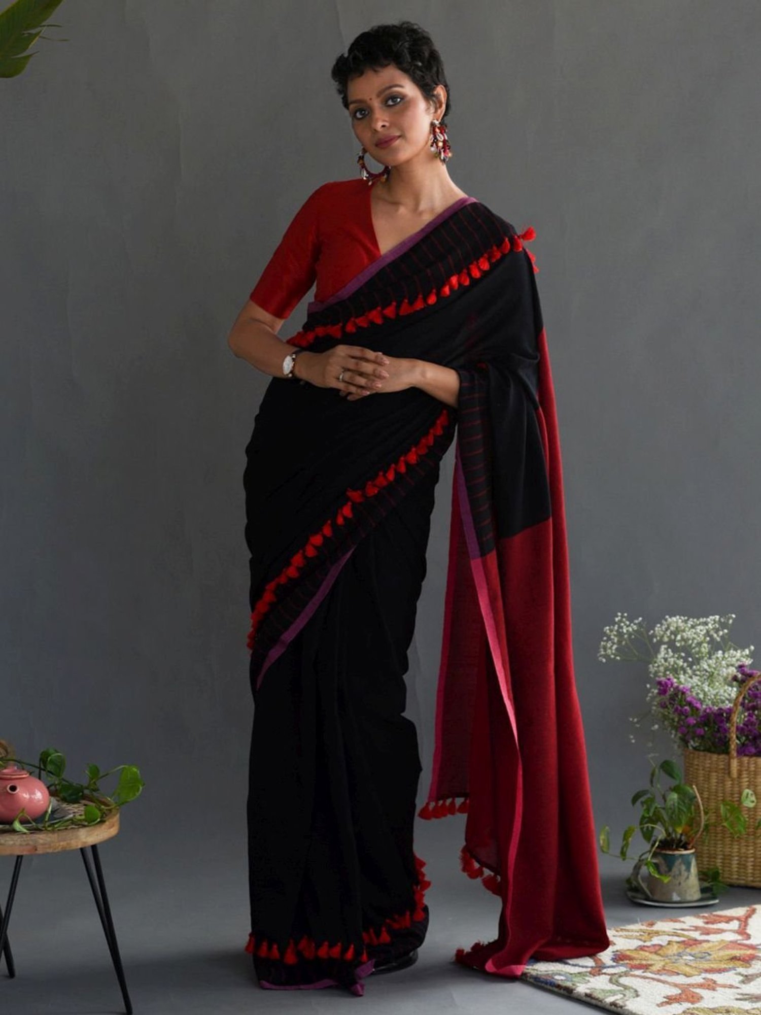 Suta Black & Red Plain Saree Without Blouse
