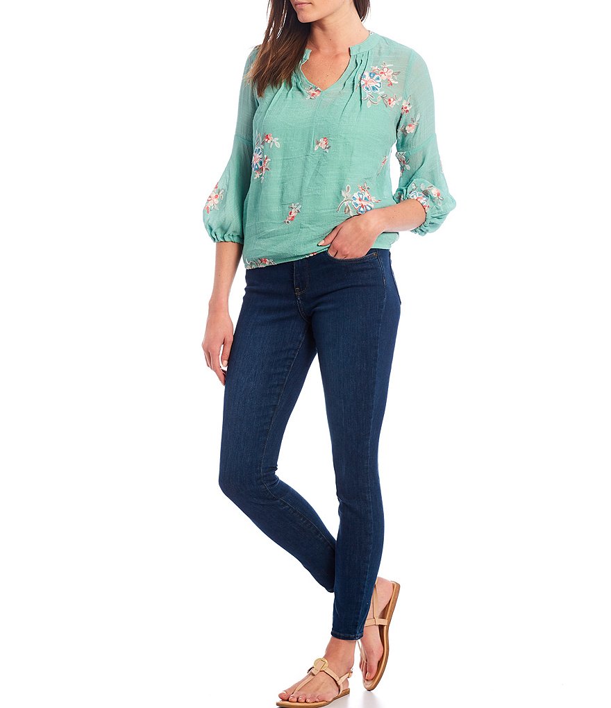 Figueroa & Flower Petite Size Percy Embroidered Split V-Neck Long Sleeve Bubble Hem Top