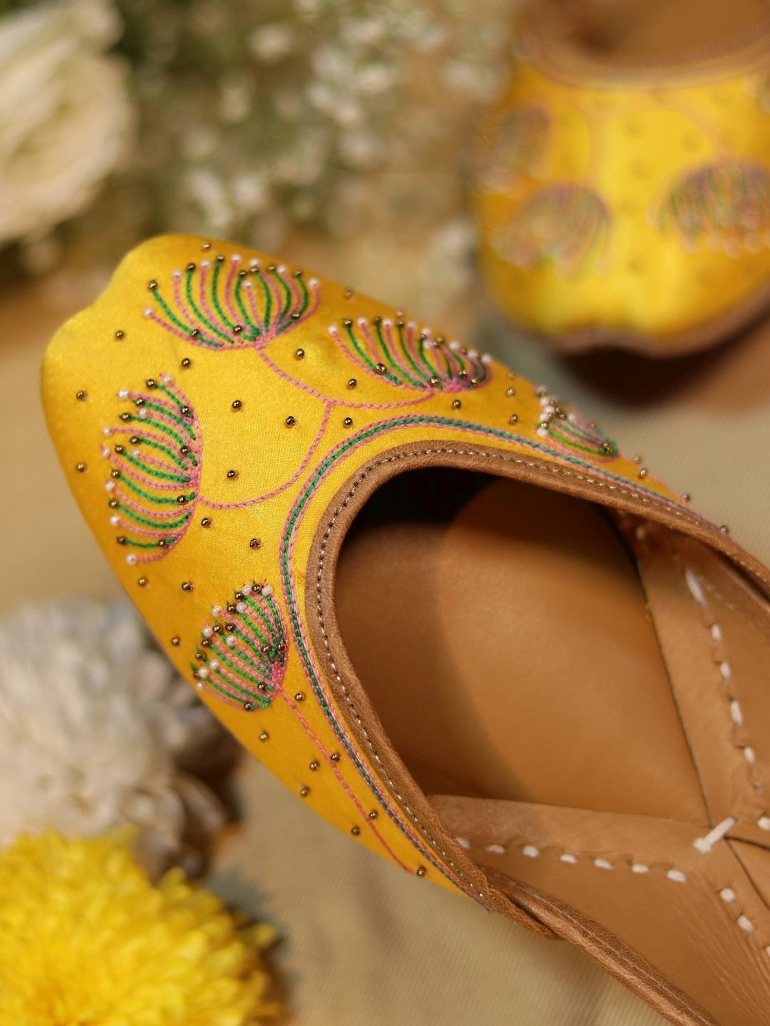 Glam Story Women's Yellow Ethnic Juttis