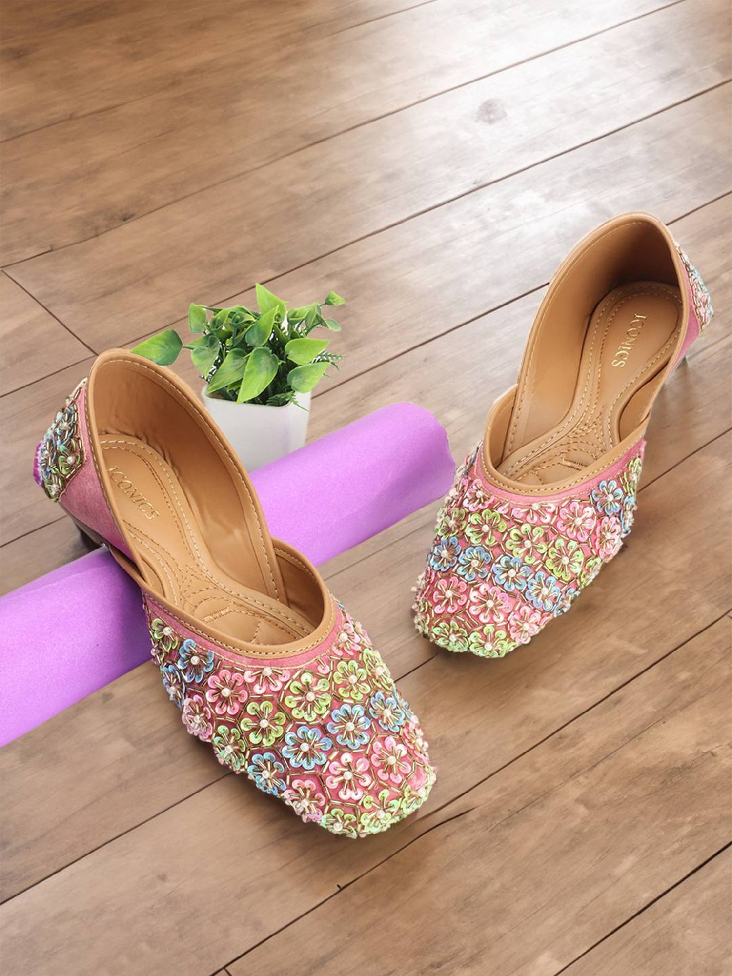 Iconics Women's Pink Ethnic Juttis