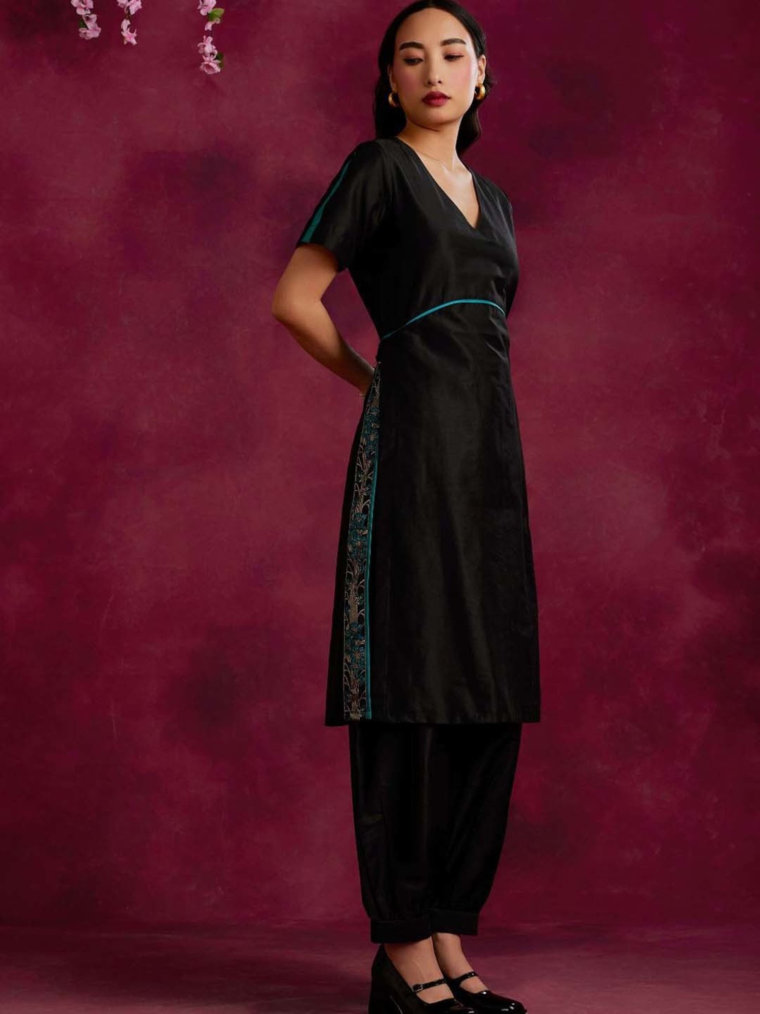 Abhishti Black Cotton Woven Pattern Straight Kurta