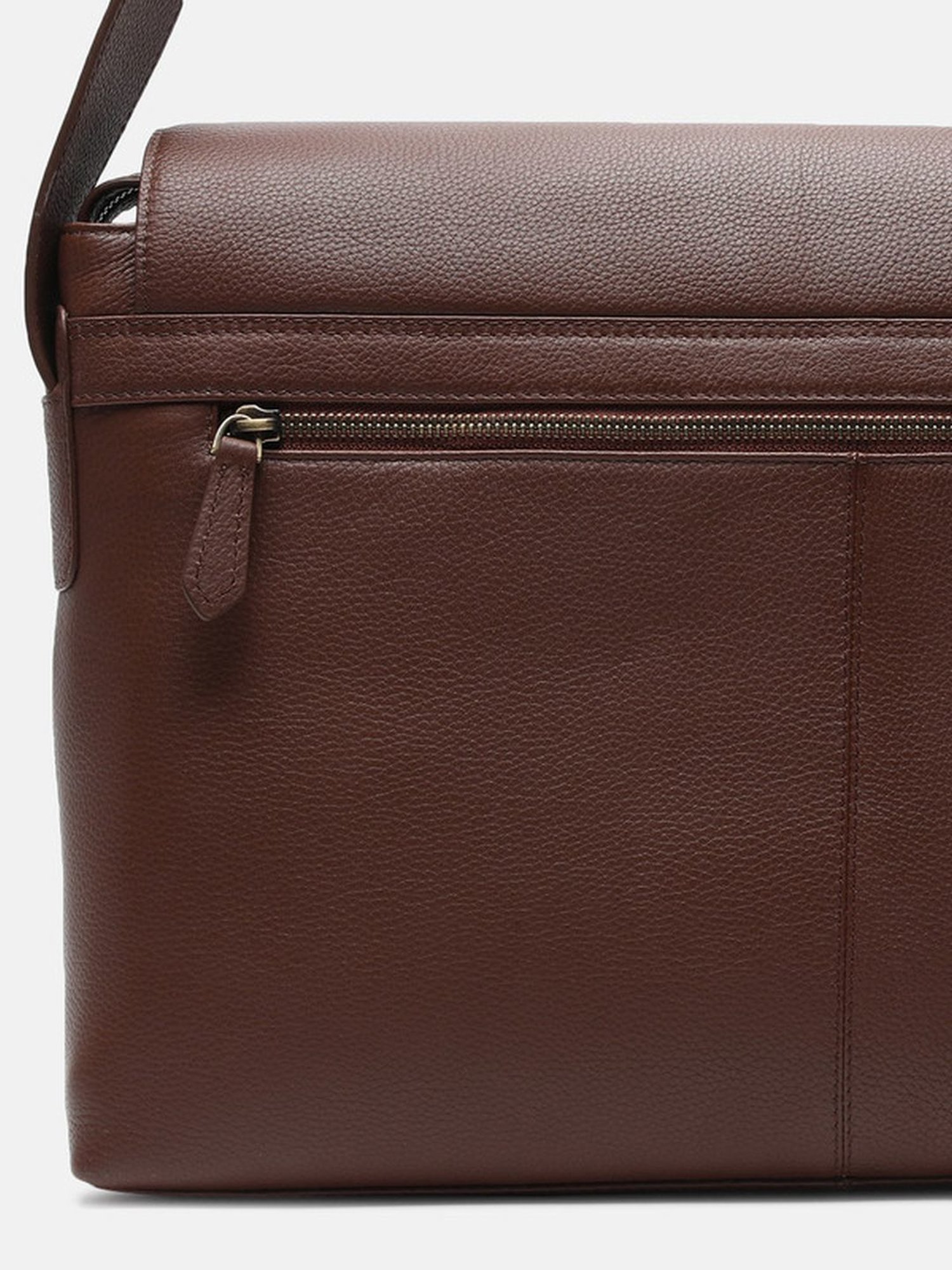 BAGATT Novara Magnet Leather Solid Laptop Messenger Bag