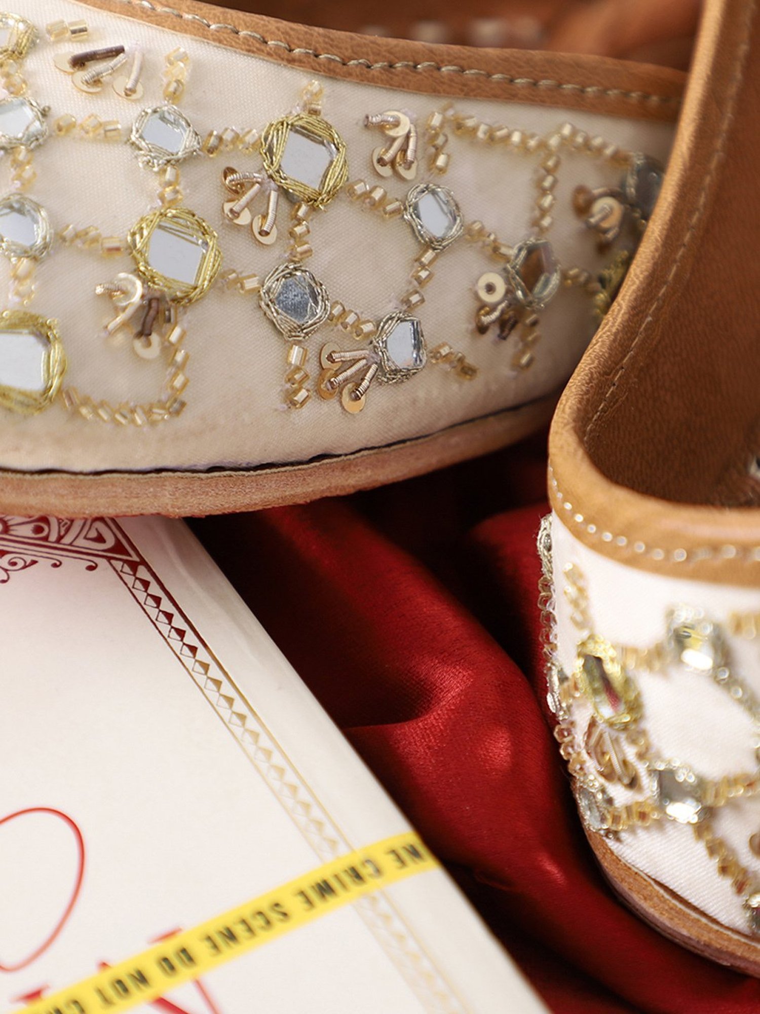 Glam Story Women's Cream Ethnic Juttis