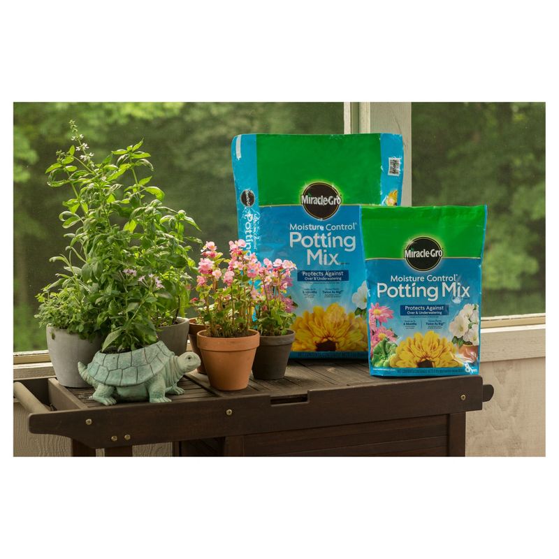 Miracle-Gro Moisture Control Potting Mix 8qt