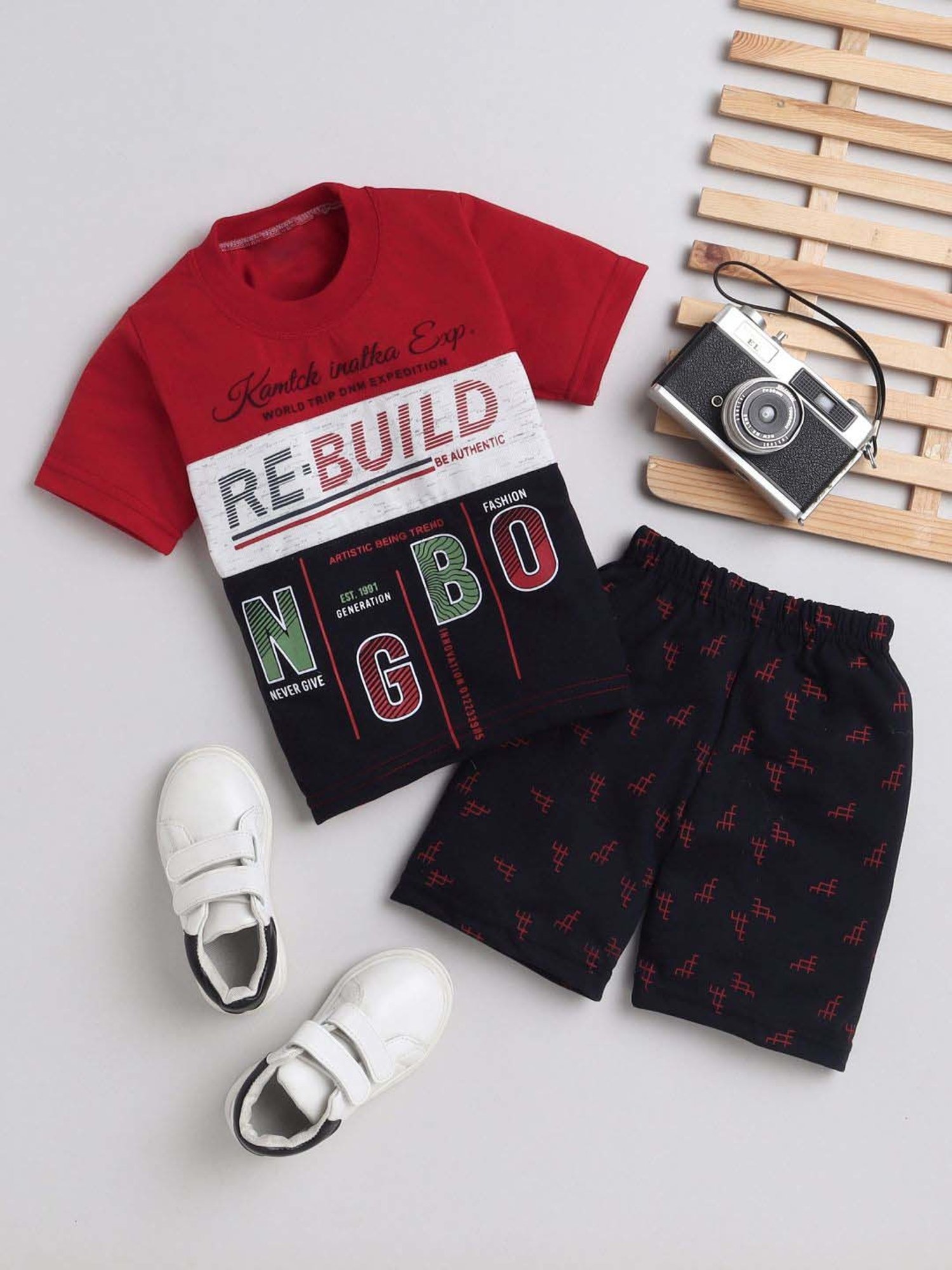 Fourfolds Unisex Red Printed Clothing Set