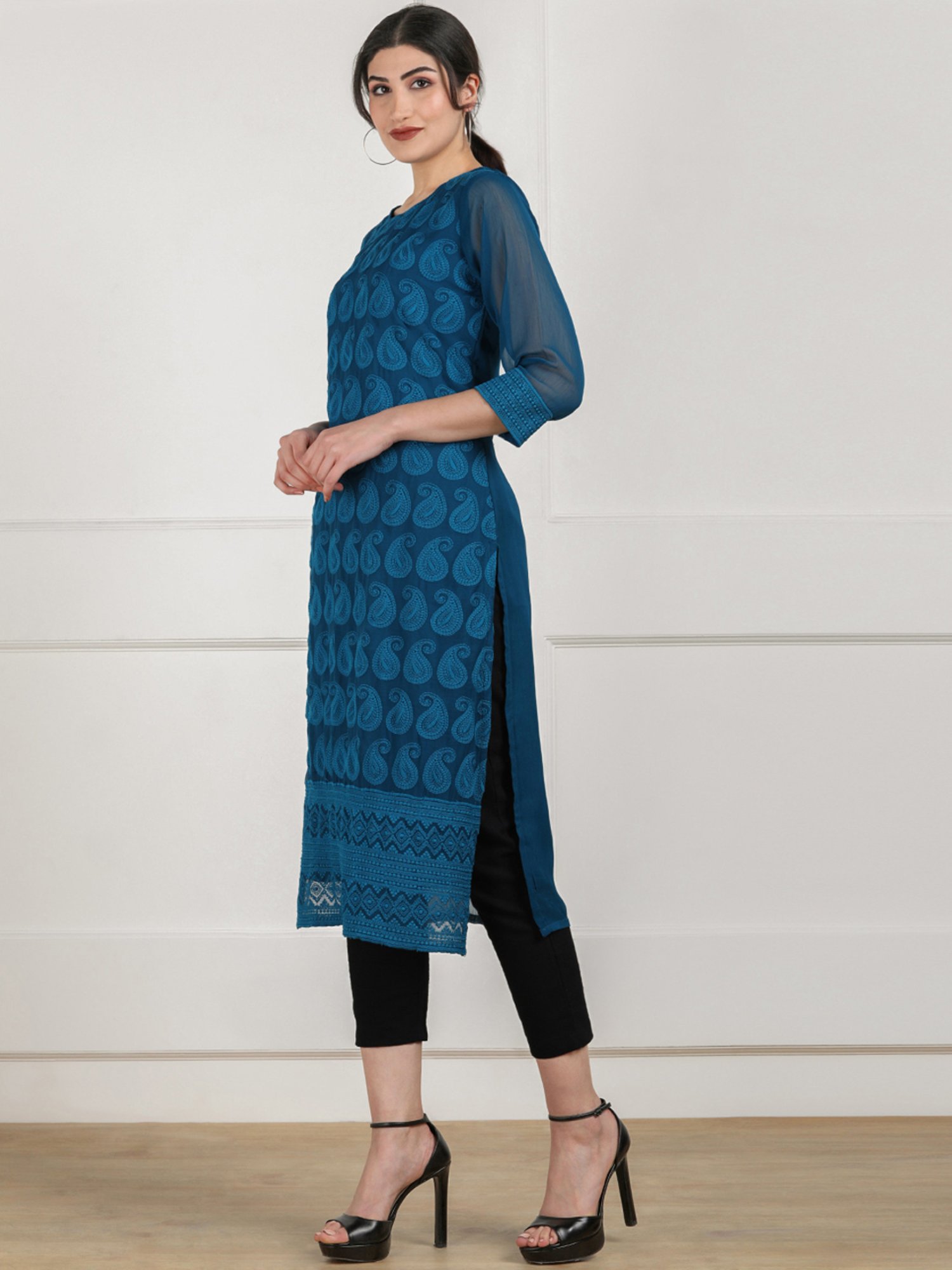 SWAGG INDIA Blue Embroidered Straight Kurta
