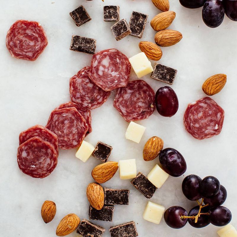 Applegate Natural Charcuterie Plate Uncured Genoa Salami, Cheddar, Roasted Almonds & Dark Chocolate - 2.65oz