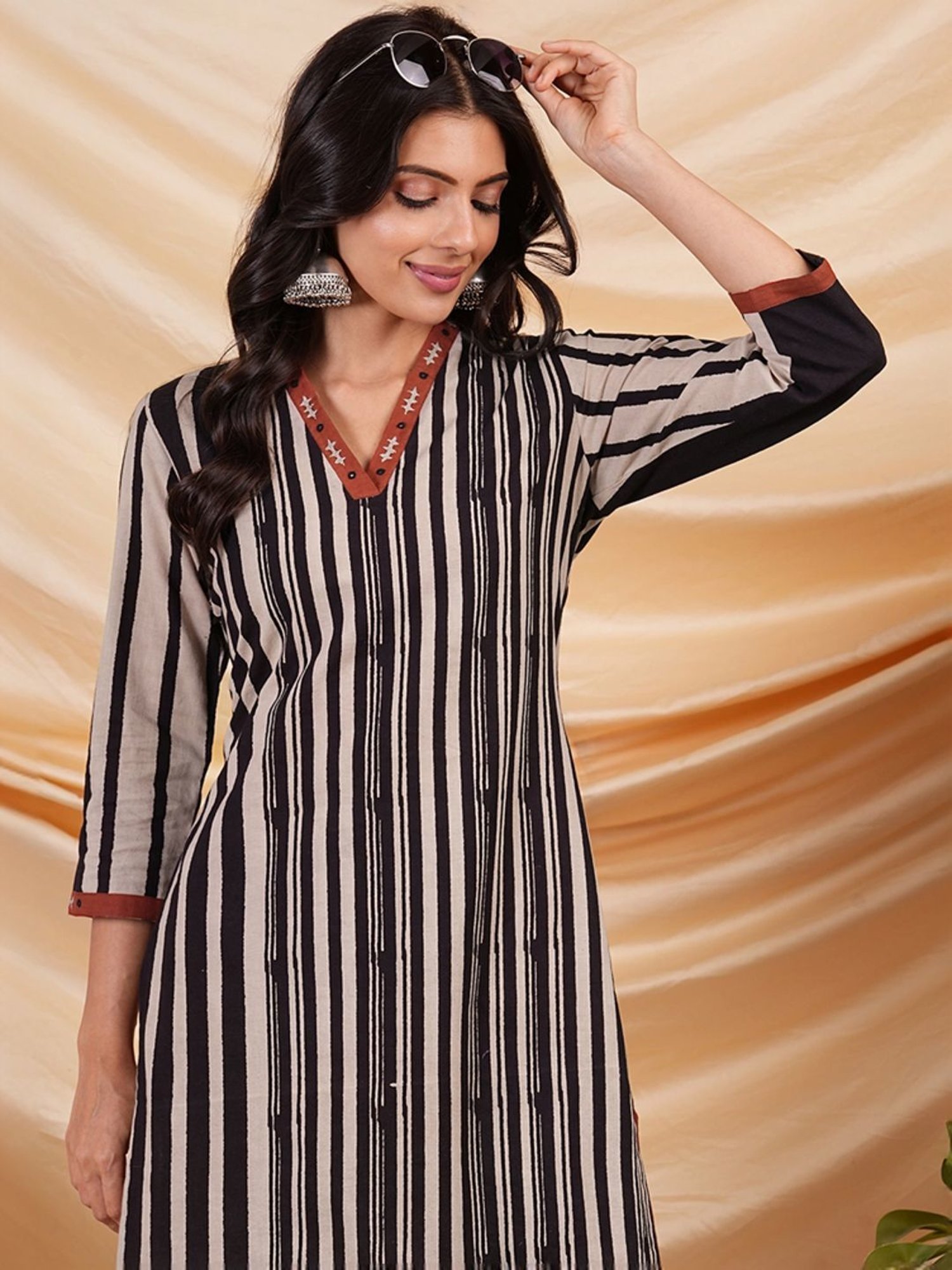 Kami Kubi Black & White Cotton Striped Straight Kurta