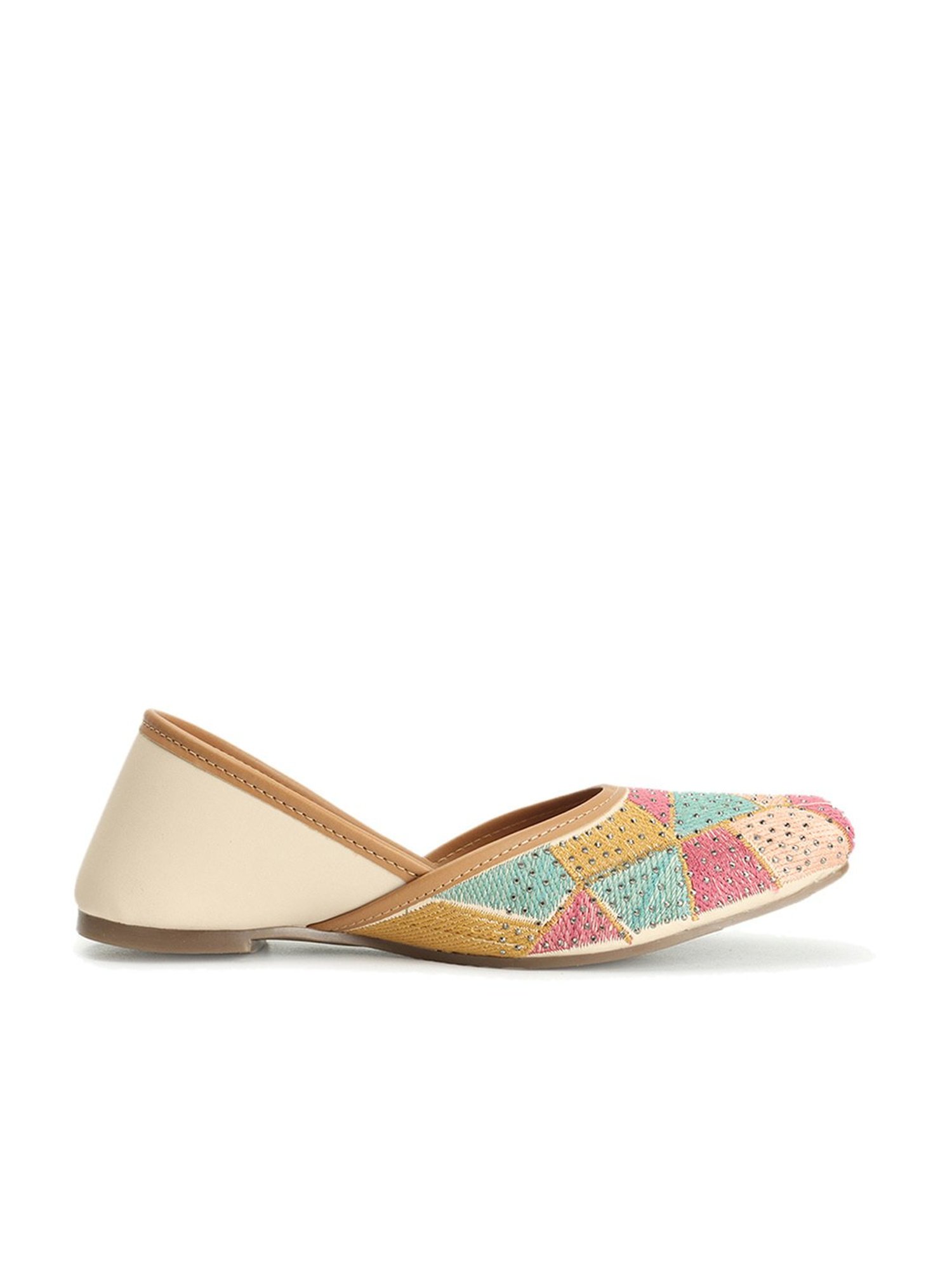 Iconics Women's Cream Ethnic Juttis