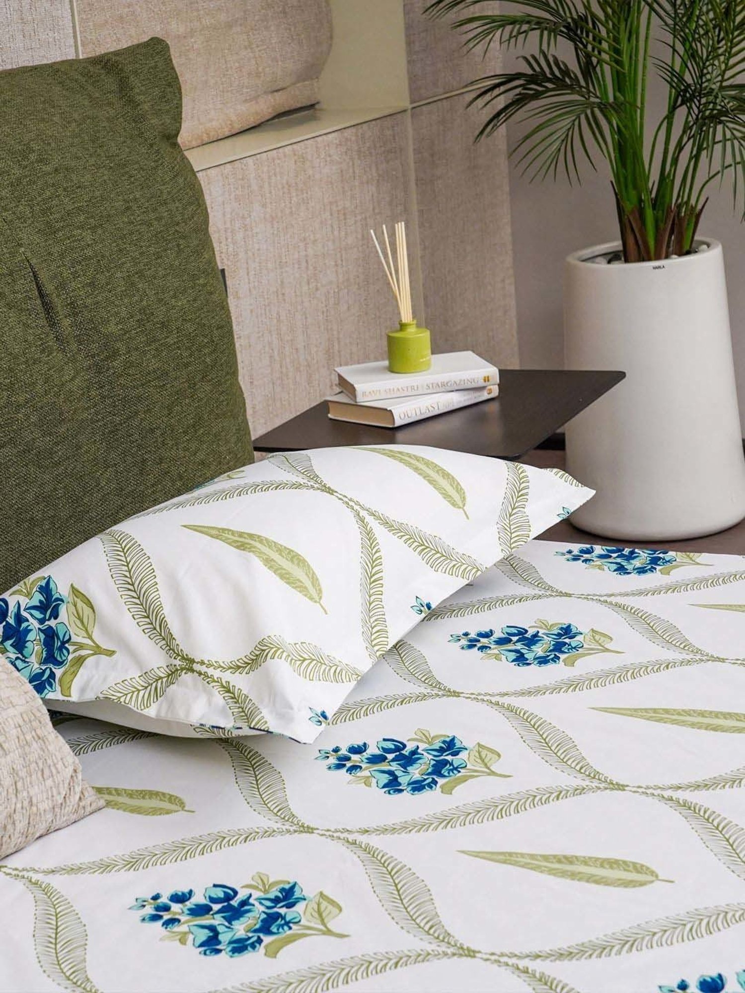 Urban Space White & Blue Cotton 200 TC Floral Moroccan Printed Single Bedsheet with 1 Pillow Cover