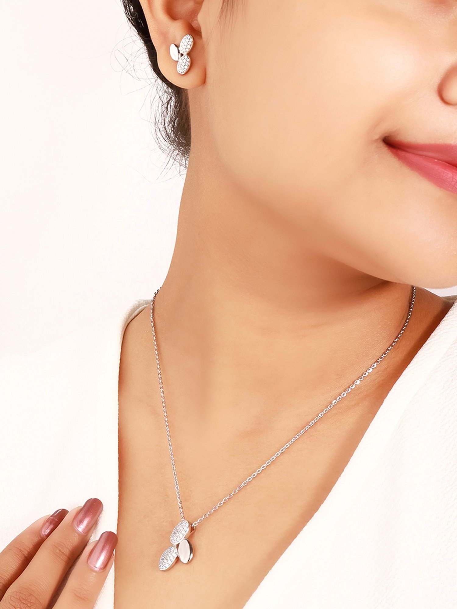 Zavya 92.5 Sterling Silver Pearlescent Elegance Pendant with Chain for Women