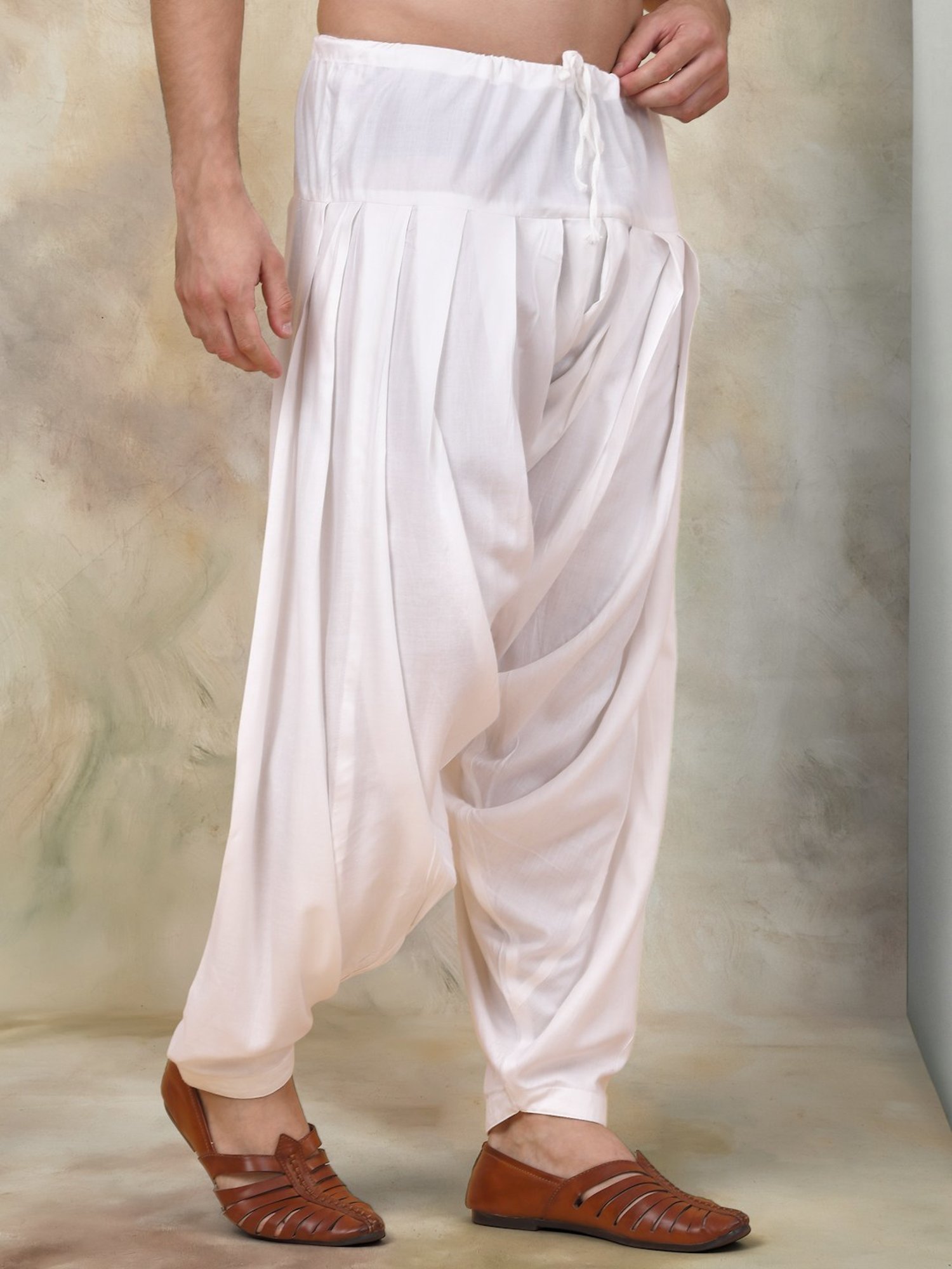 Jompers White Ragular Fit Salwar