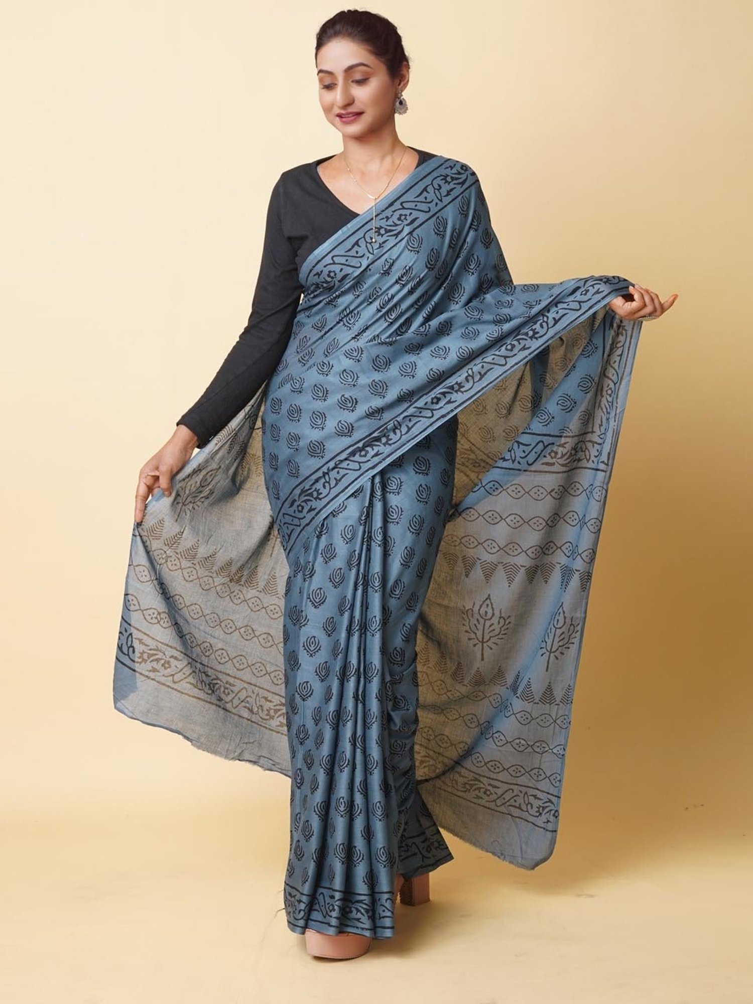 Unnati Silks Grey Cotton Printed Saree With Unstitched Blouse