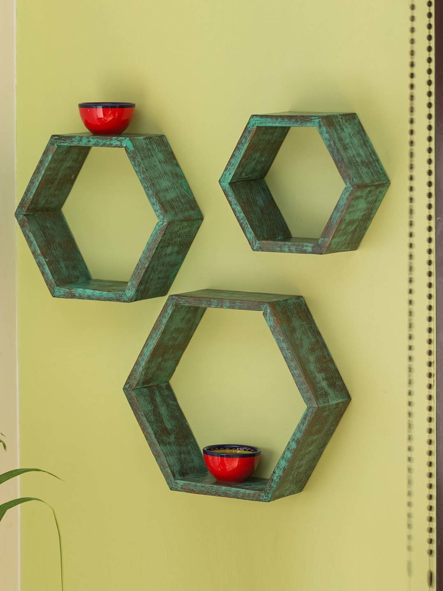 ExclusiveLane 'Rustic Hexagons' Antique Finish Nested Wall Shelves In Mango Wood (Set of 3)