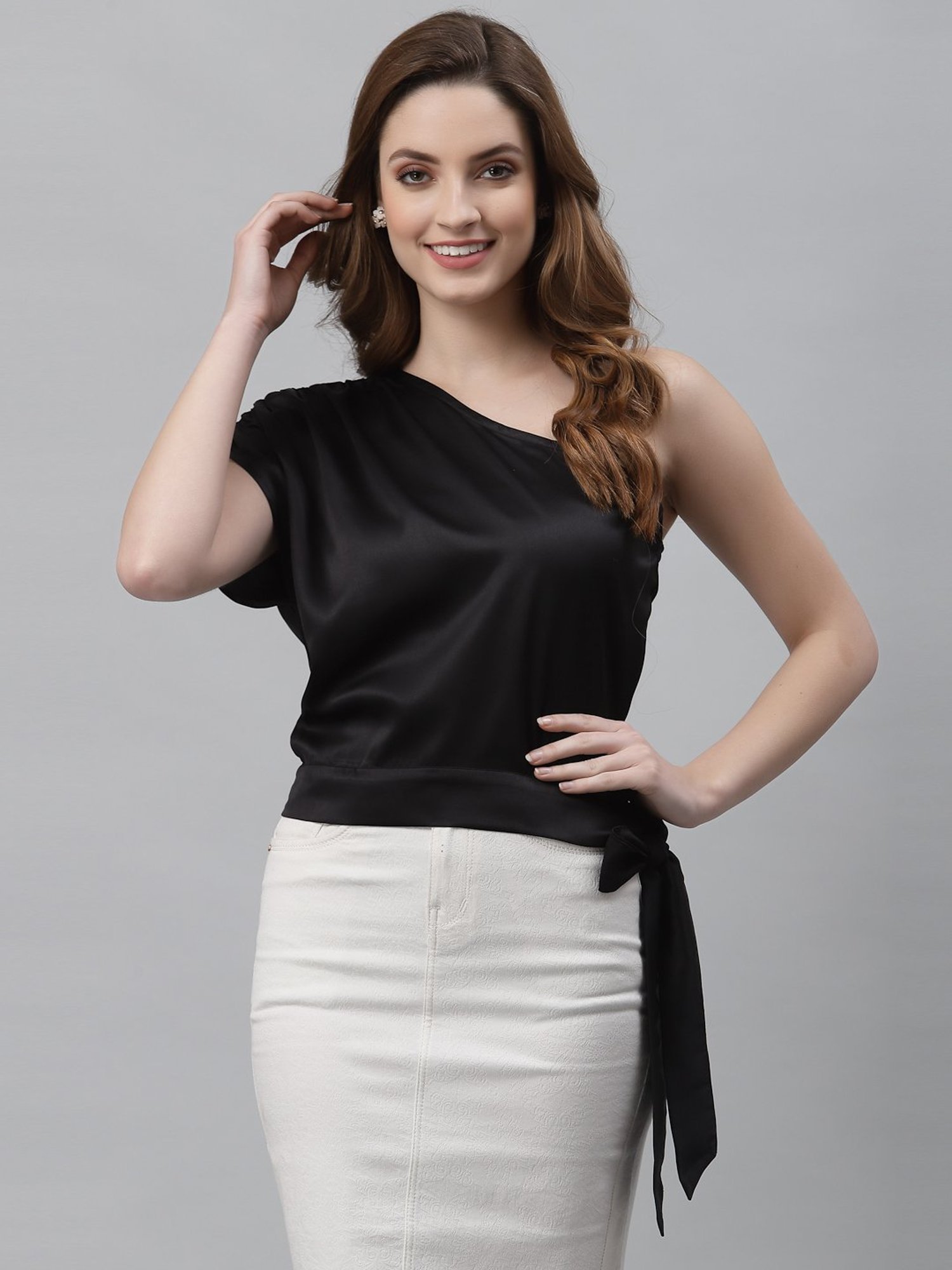 NEUDIS Black One Shoulder Top