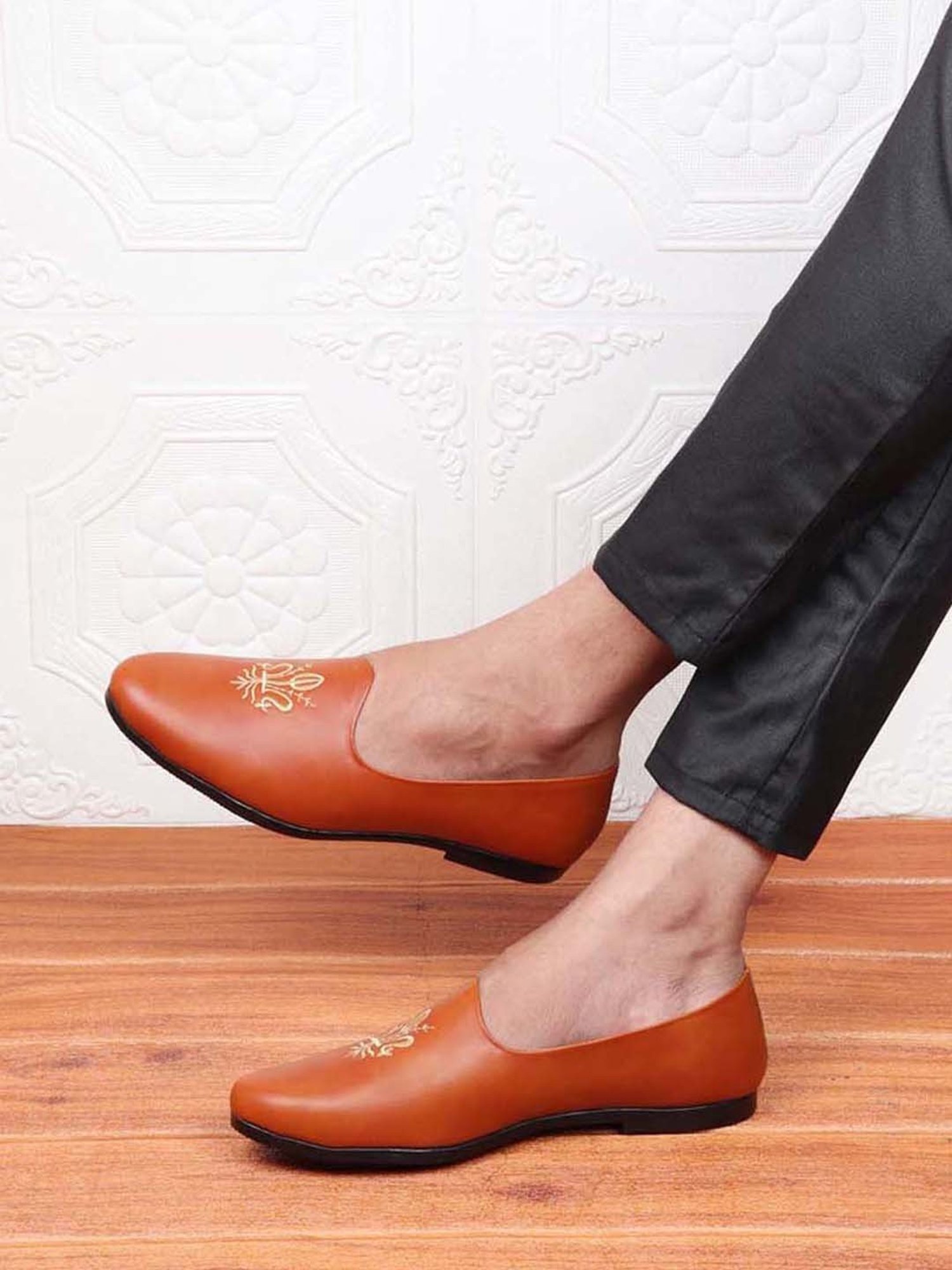 Walkway Men's Black Ethnic Juttis