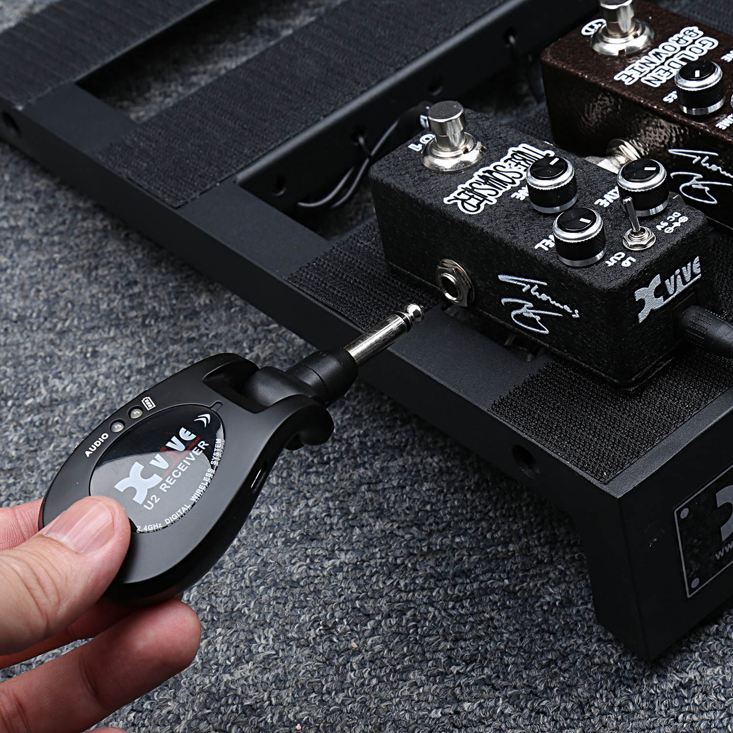 Xvive U2 rechargeable 2.4GHZ Wireless Guitar System - Digital Guitar Transmitter Receiver (Black)