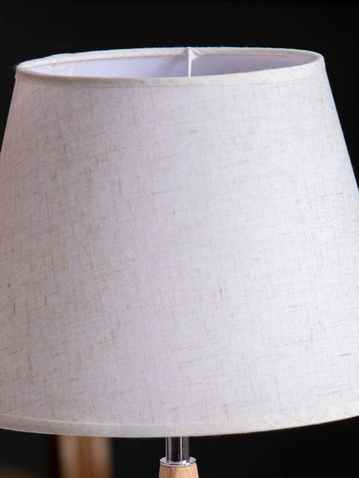 The Decor Kart White Wood Paarl Table Lamp