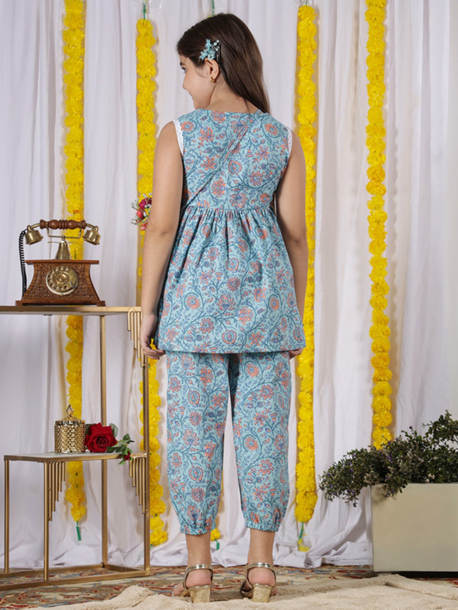 NEUDIS Girls Blue & Peach Floral Print Kurta, Trousers with Potli Bag