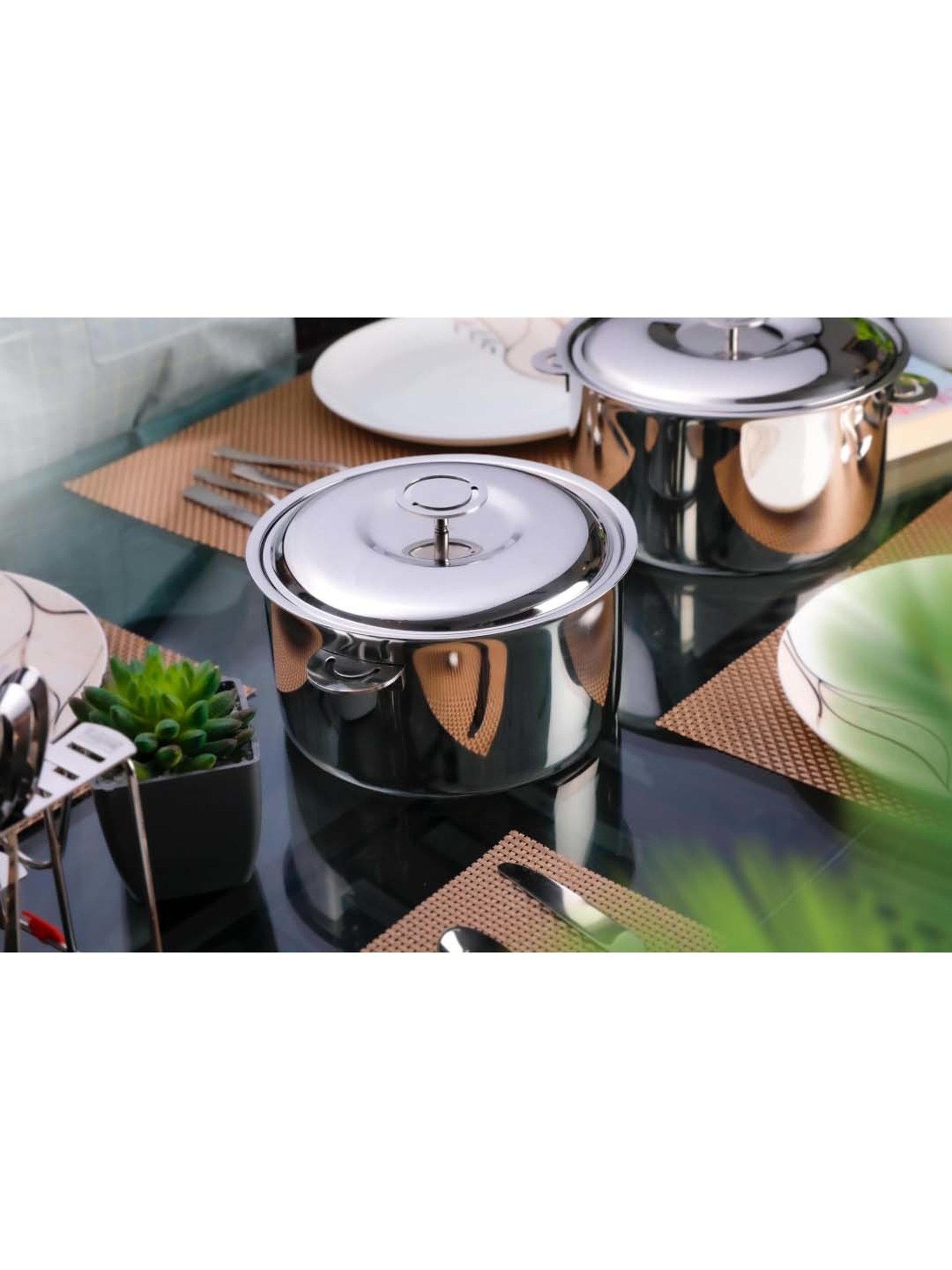 Nirlon Gas Compatible Aluminium Casserole with Bakelite Handle - 2.6 L