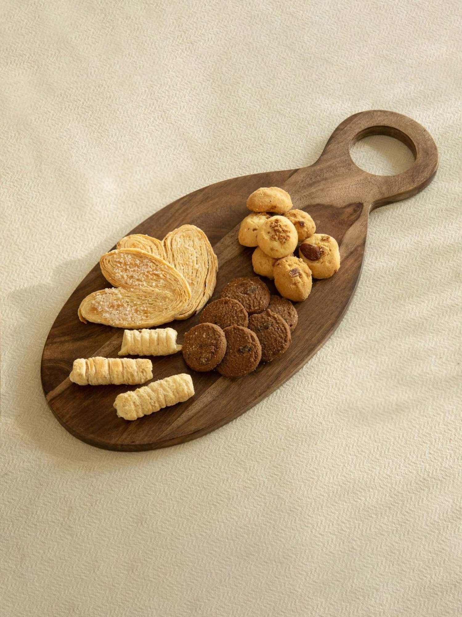 Ellementry Laimai Natural Sheesham Wood Oval Chopping Board