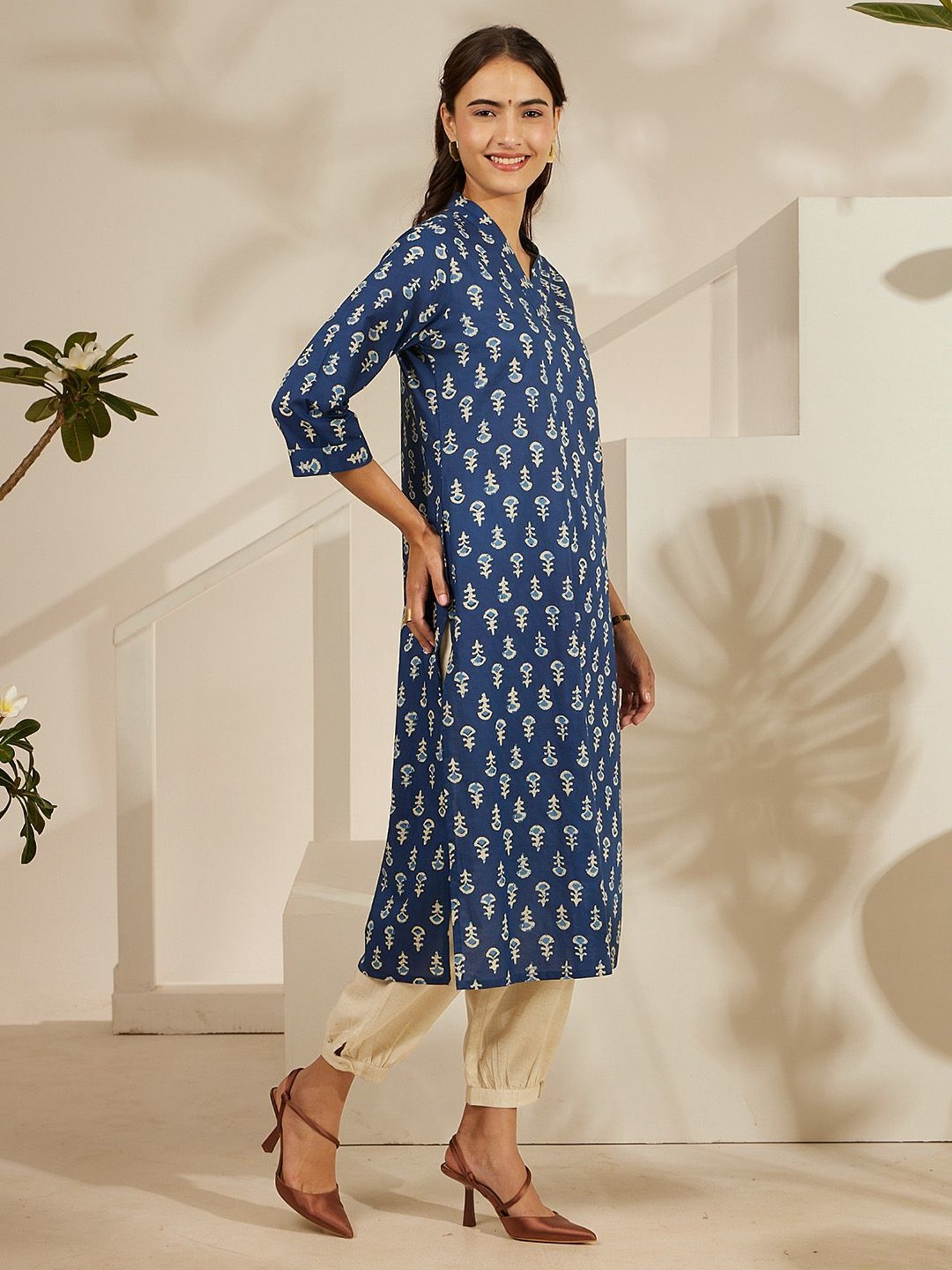 Daali Blue Cambric V Neck 3/4 Sleeves Basics Kurta with Two Pockets