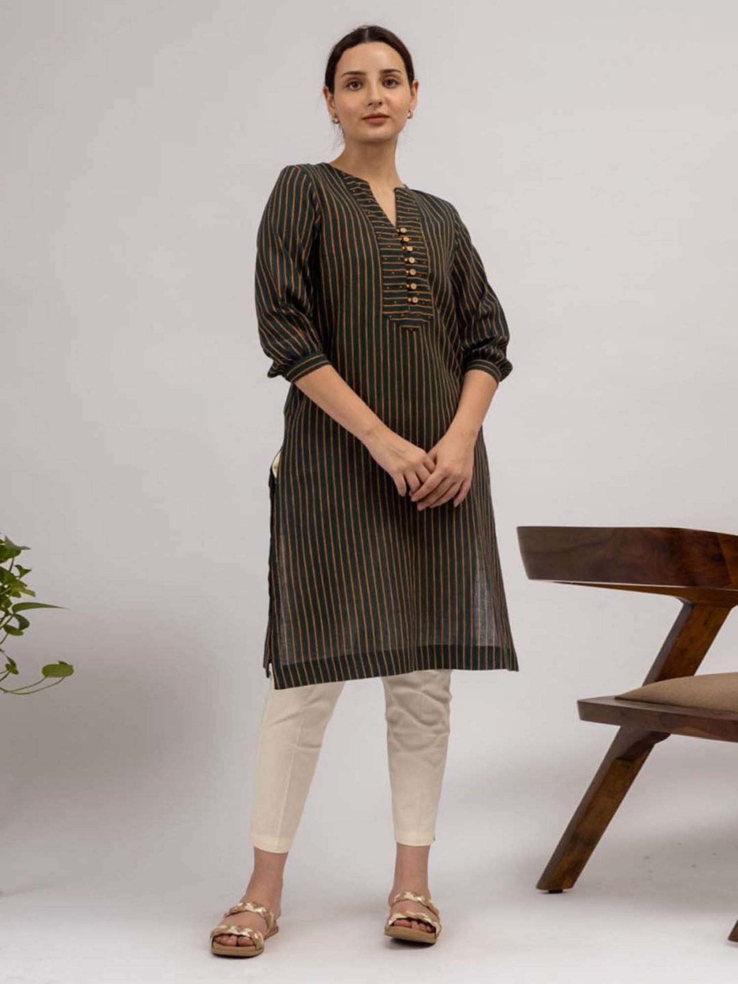 Mushio Dark Green Serena Hand Woven Kala Cotton Short Kurta With Wooden Button Detail