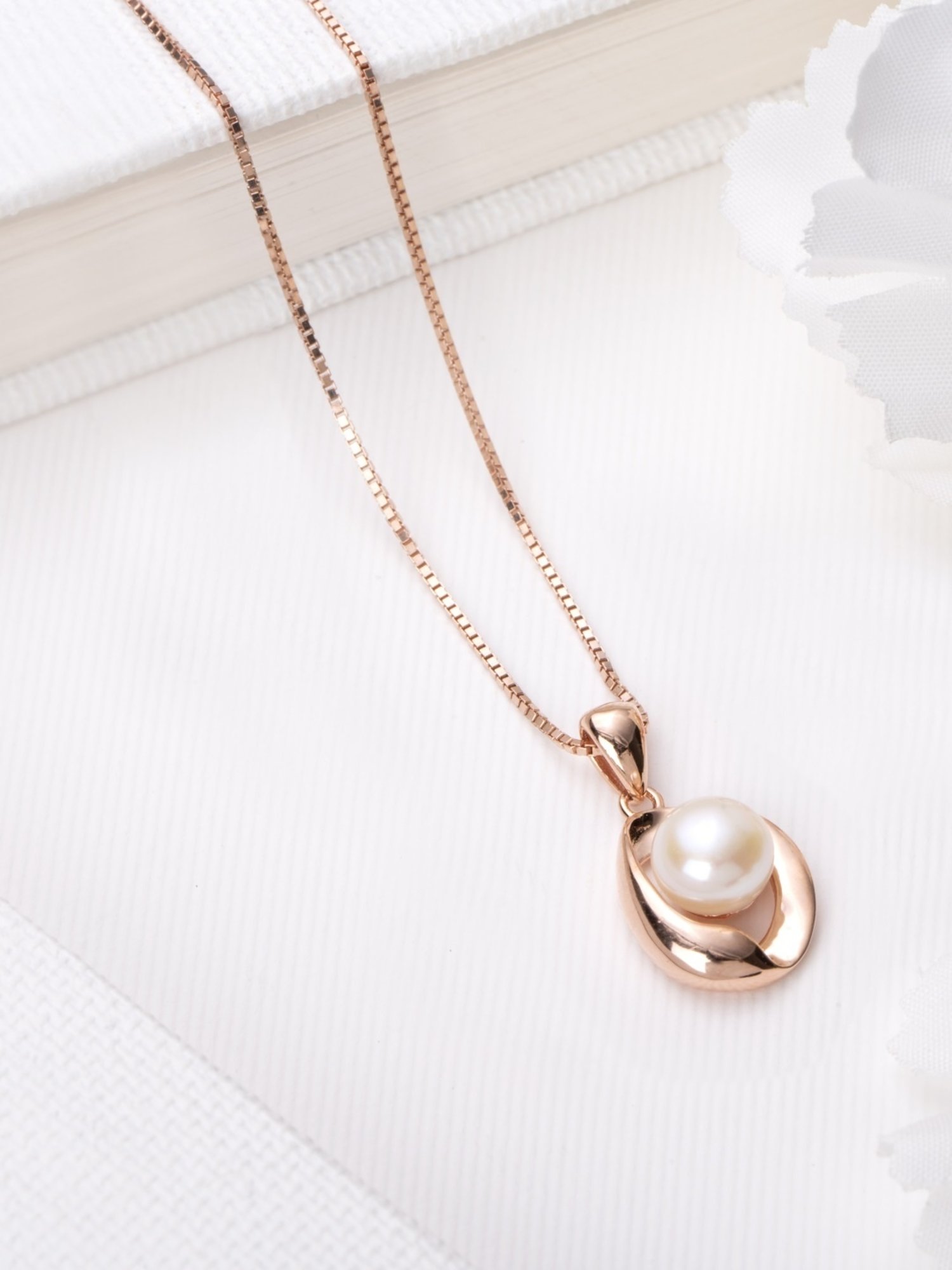 Zavya 92.5 Sterling Silver Pearlescent Elegance Pendant with Chain for Women