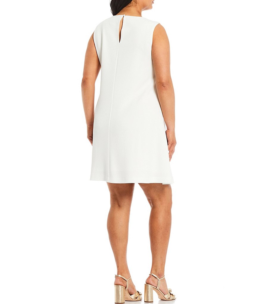 Jessica Howard Plus Size Jewel Neck Sleeveless Lace Detailed Trapeze Dress