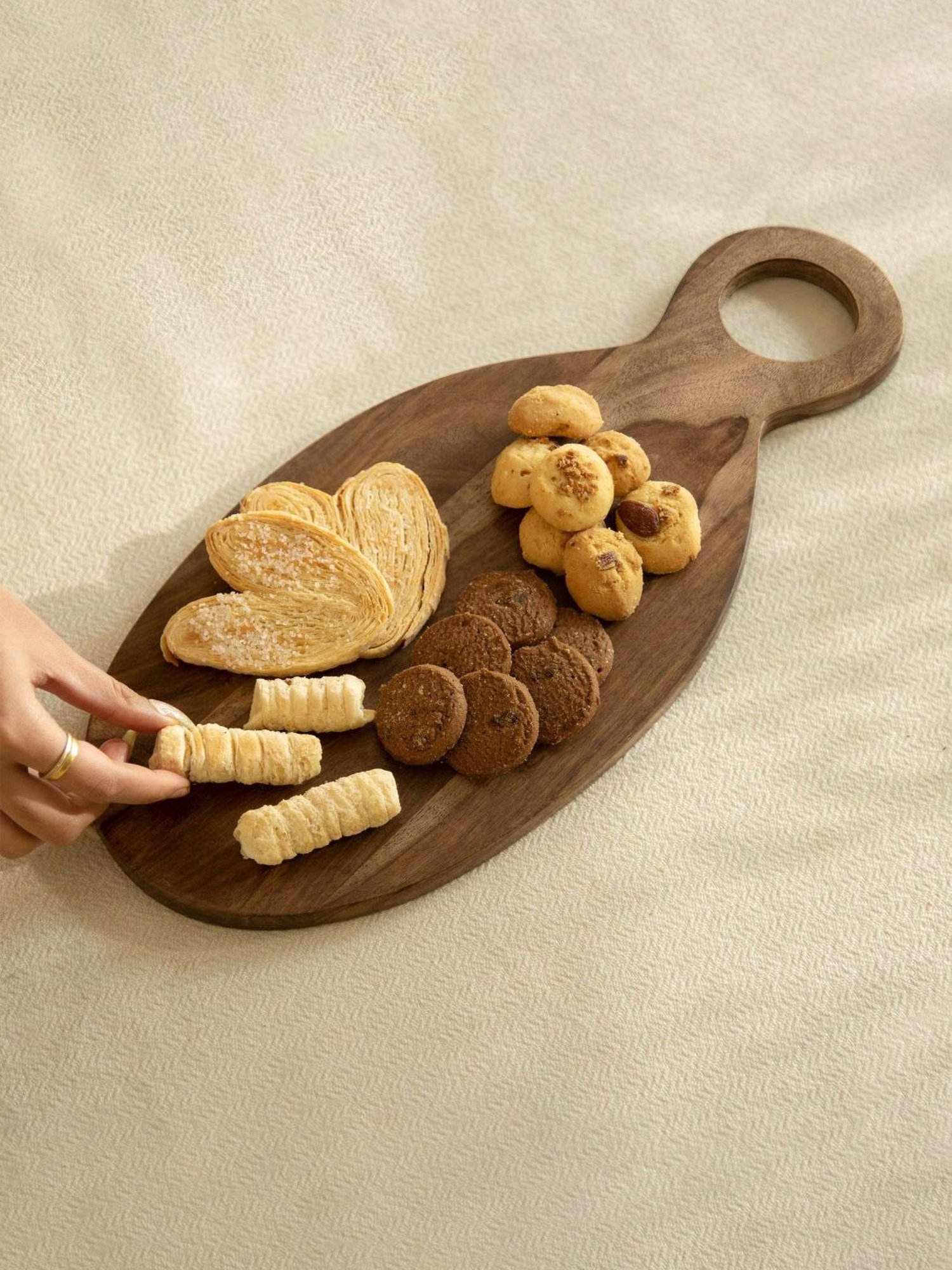 Ellementry Laimai Natural Sheesham Wood Oval Chopping Board