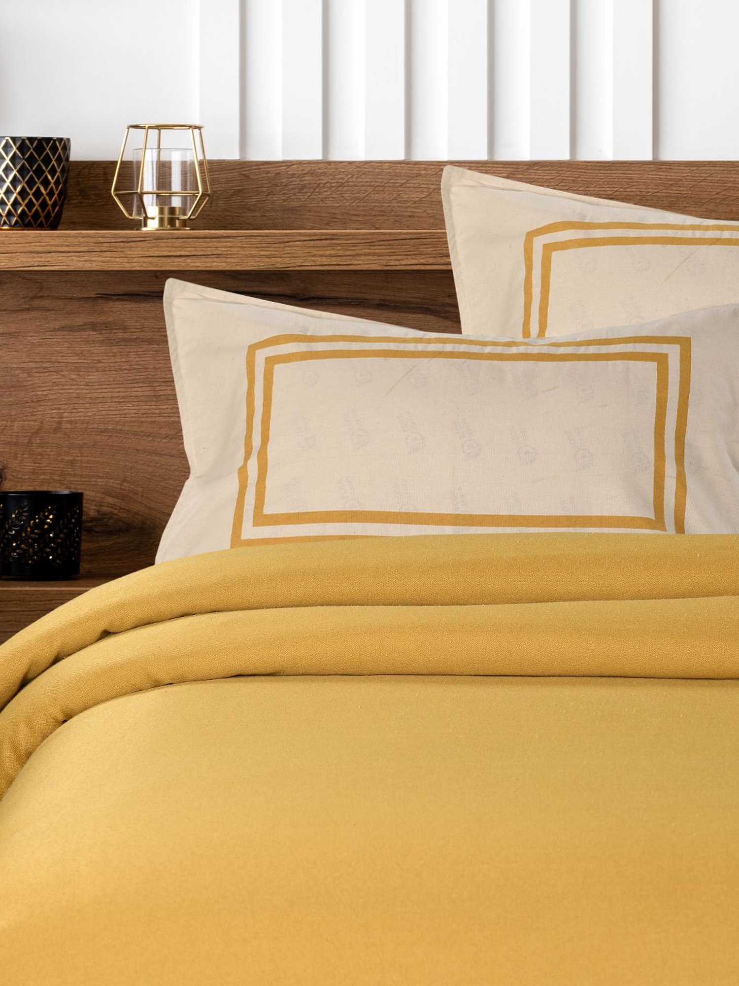 Saral Home Abstract Yellow 155 TC Cotton King Sized Bed Sheet with 2 Pillow Covers