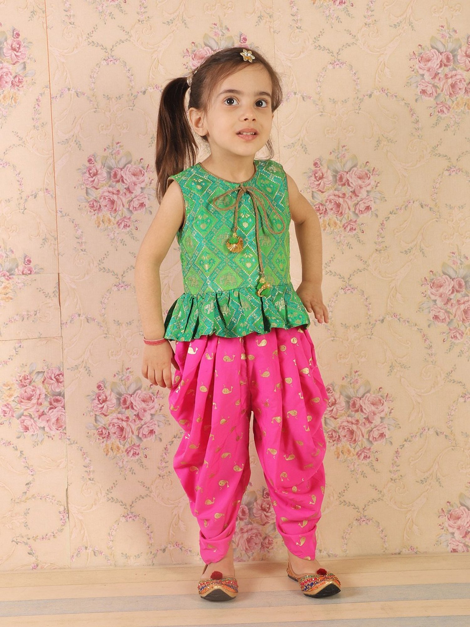TWISHA Kids Green & Pink Self Design Top with Dhoti