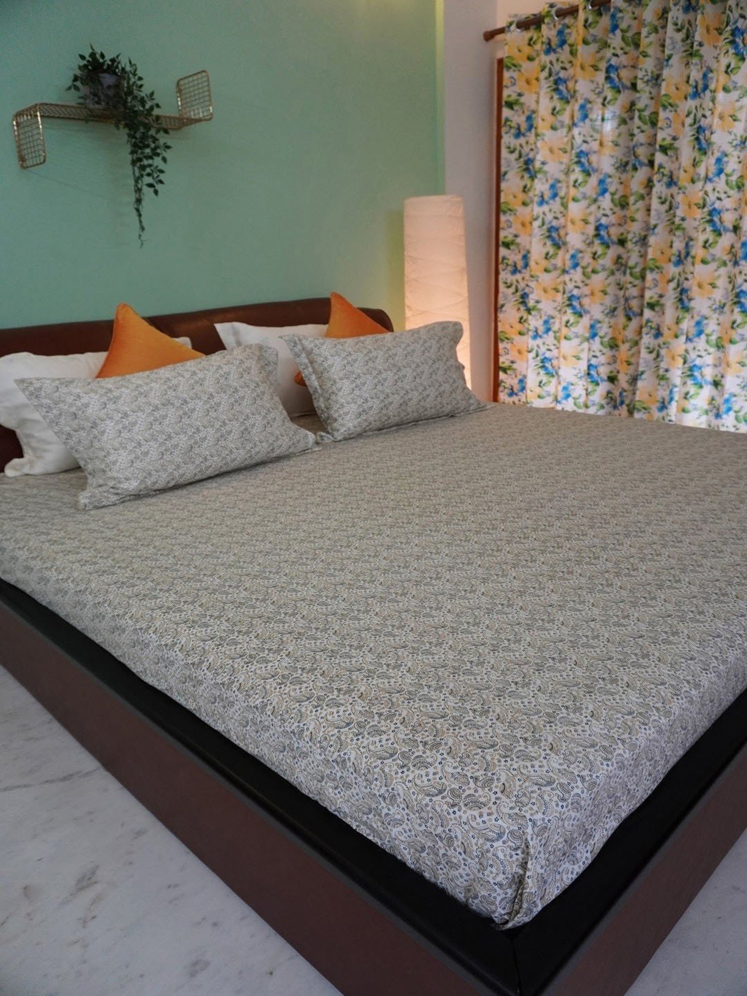 TARA Sparkling Homes Printed White 250 TC Cotton King Bedsheet With 2 Pillow Covers