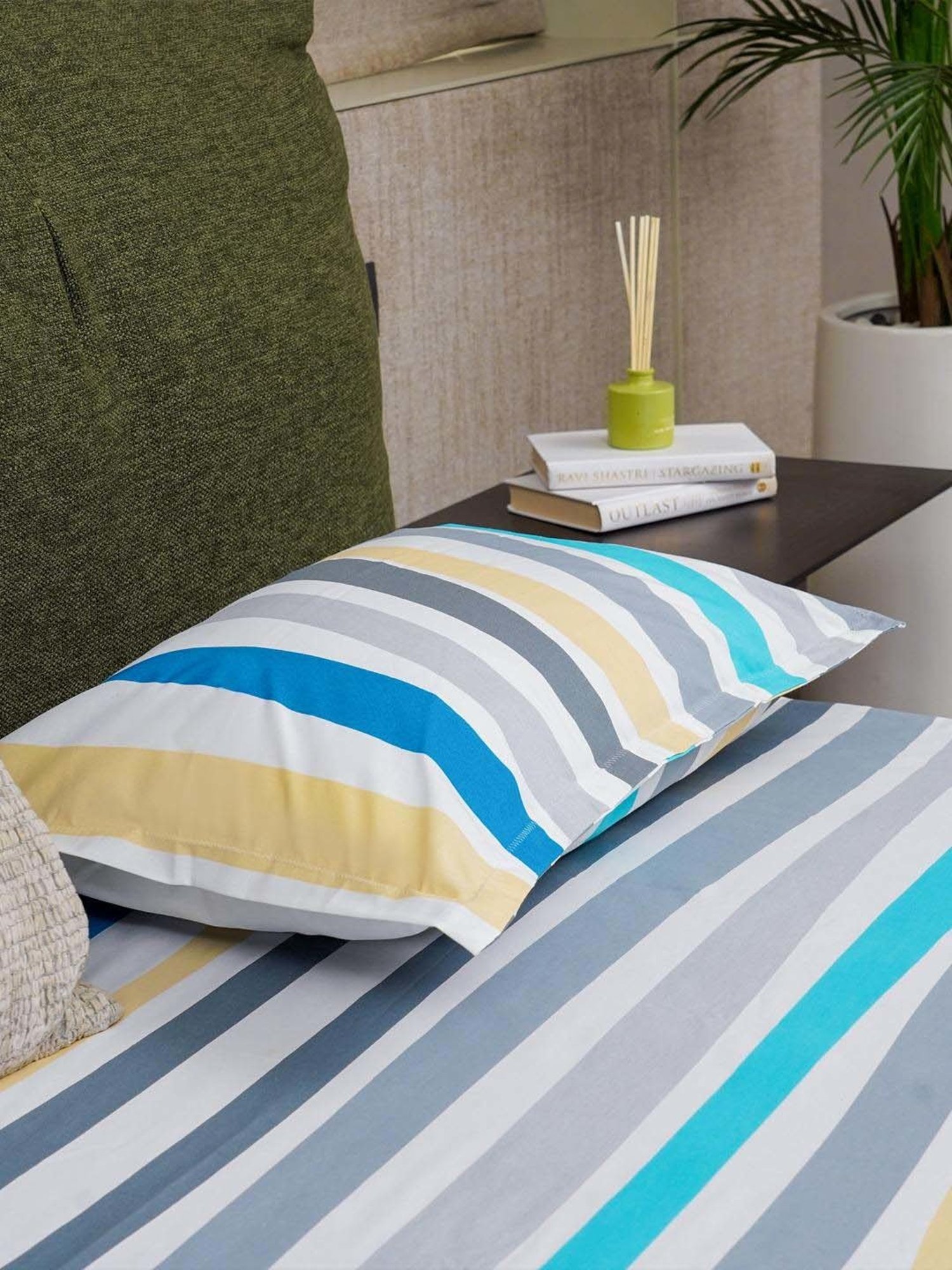 Urban Space Serene Blue Cotton 200 TC King Fitted Bedsheet With Pillow Covers