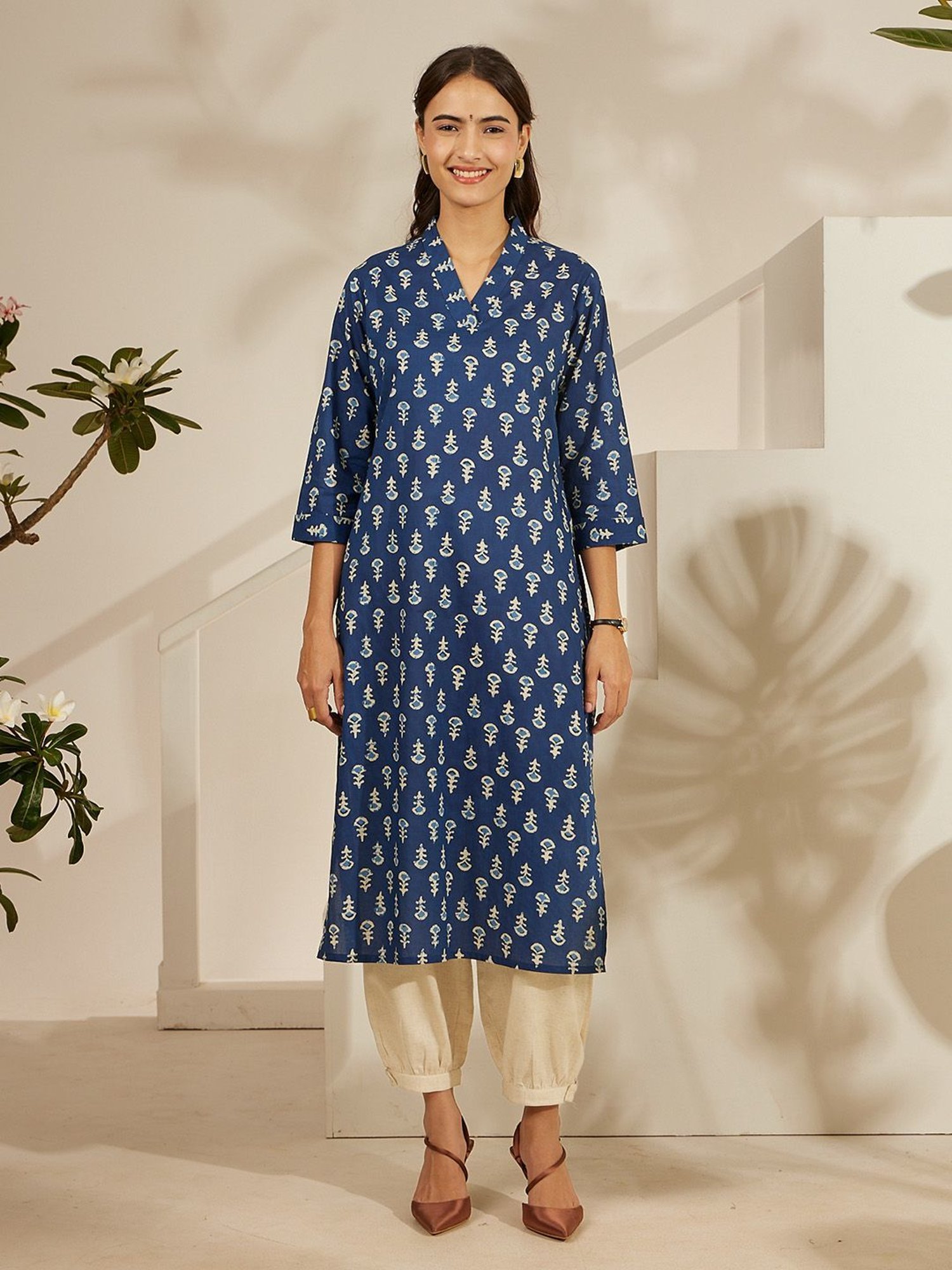 Daali Blue Cambric V Neck 3/4 Sleeves Basics Kurta with Two Pockets