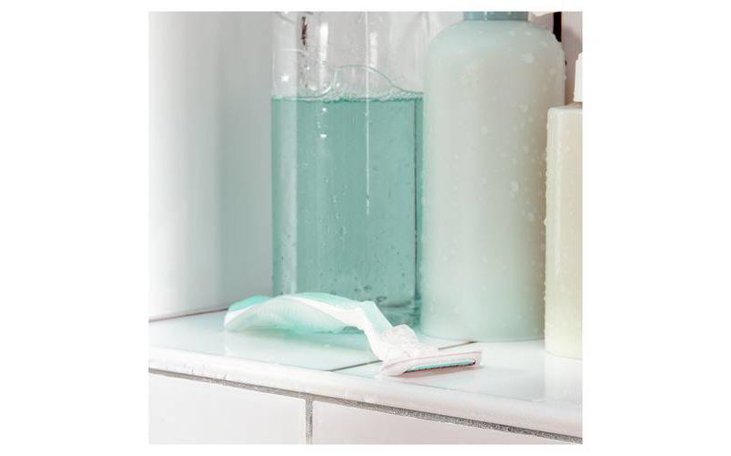 Venus Smooth Sensitive Women's Razor + 4 Razor Blade Refills