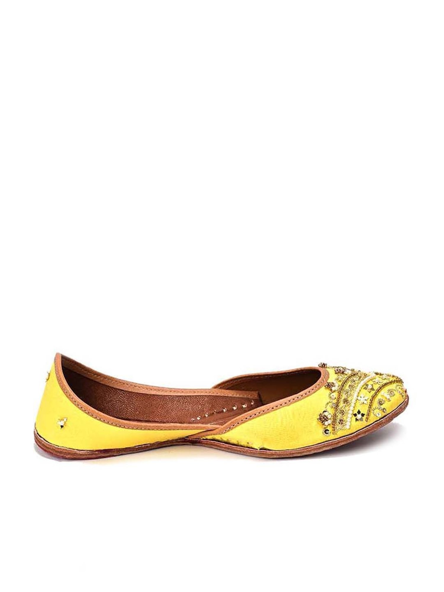 Scentra Women's Yellow Ethnic Juttis